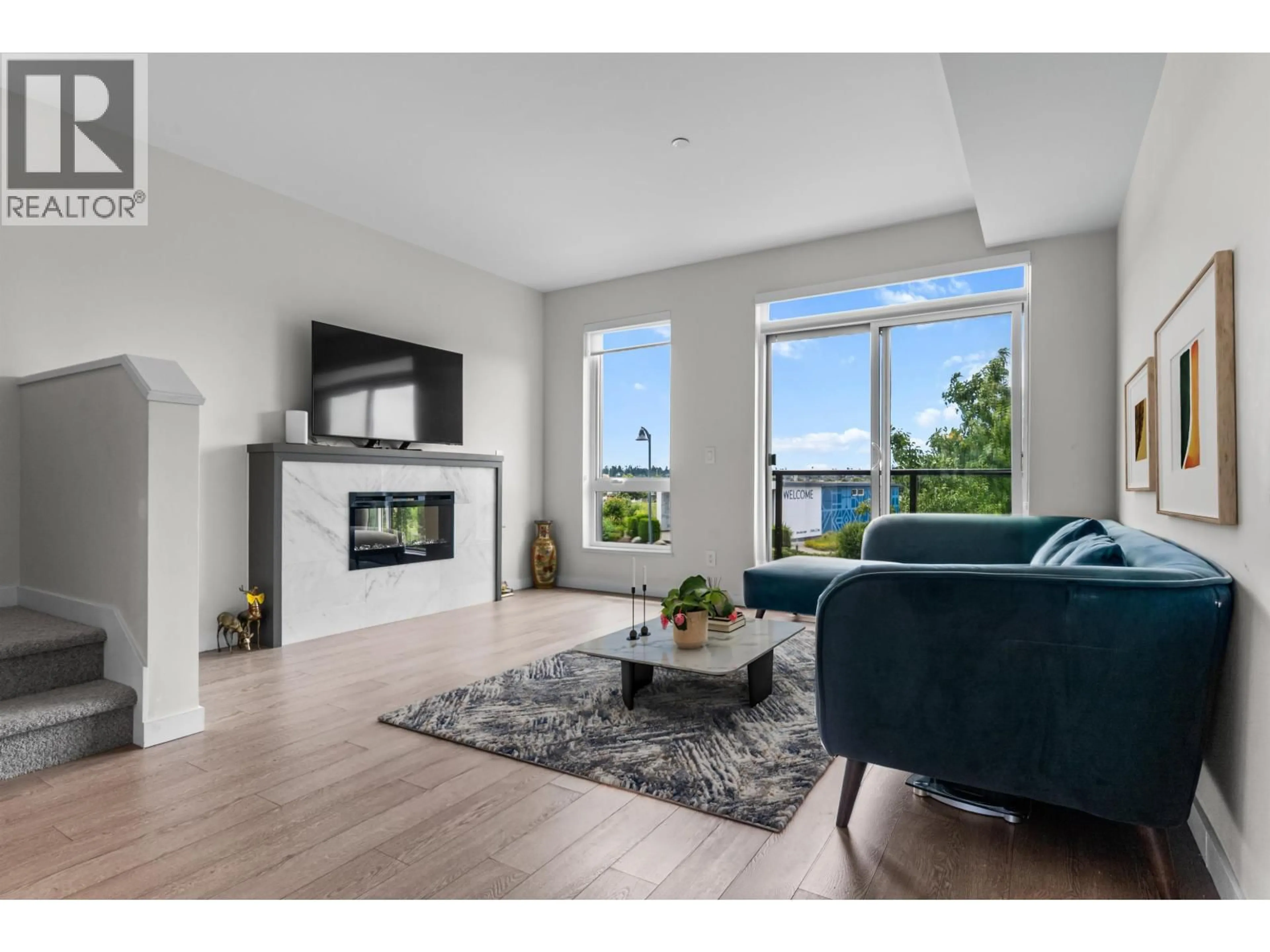Living room with furniture, wood/laminate floor for 133 - 4738 HEMLOCK WAY, Tsawwassen British Columbia V4M0E3