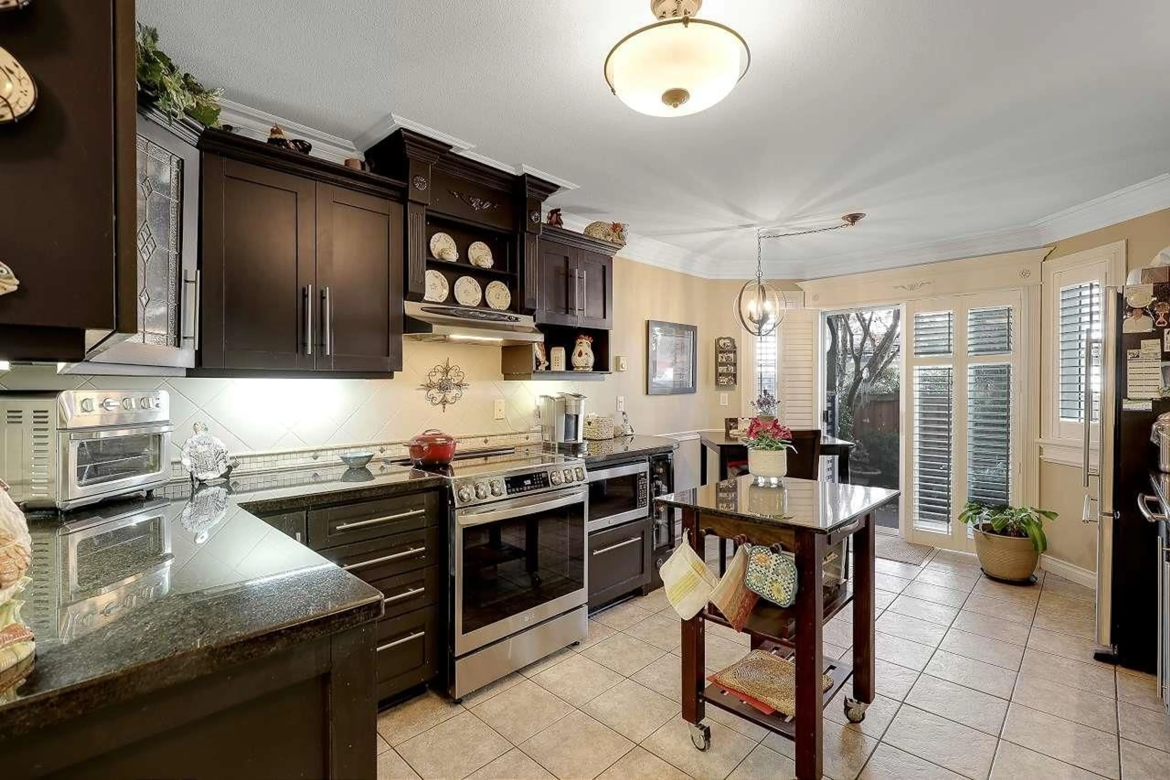 Open concept kitchen, ceramic/tile floor for 25 - 8338 158, Surrey British Columbia V4N0R3