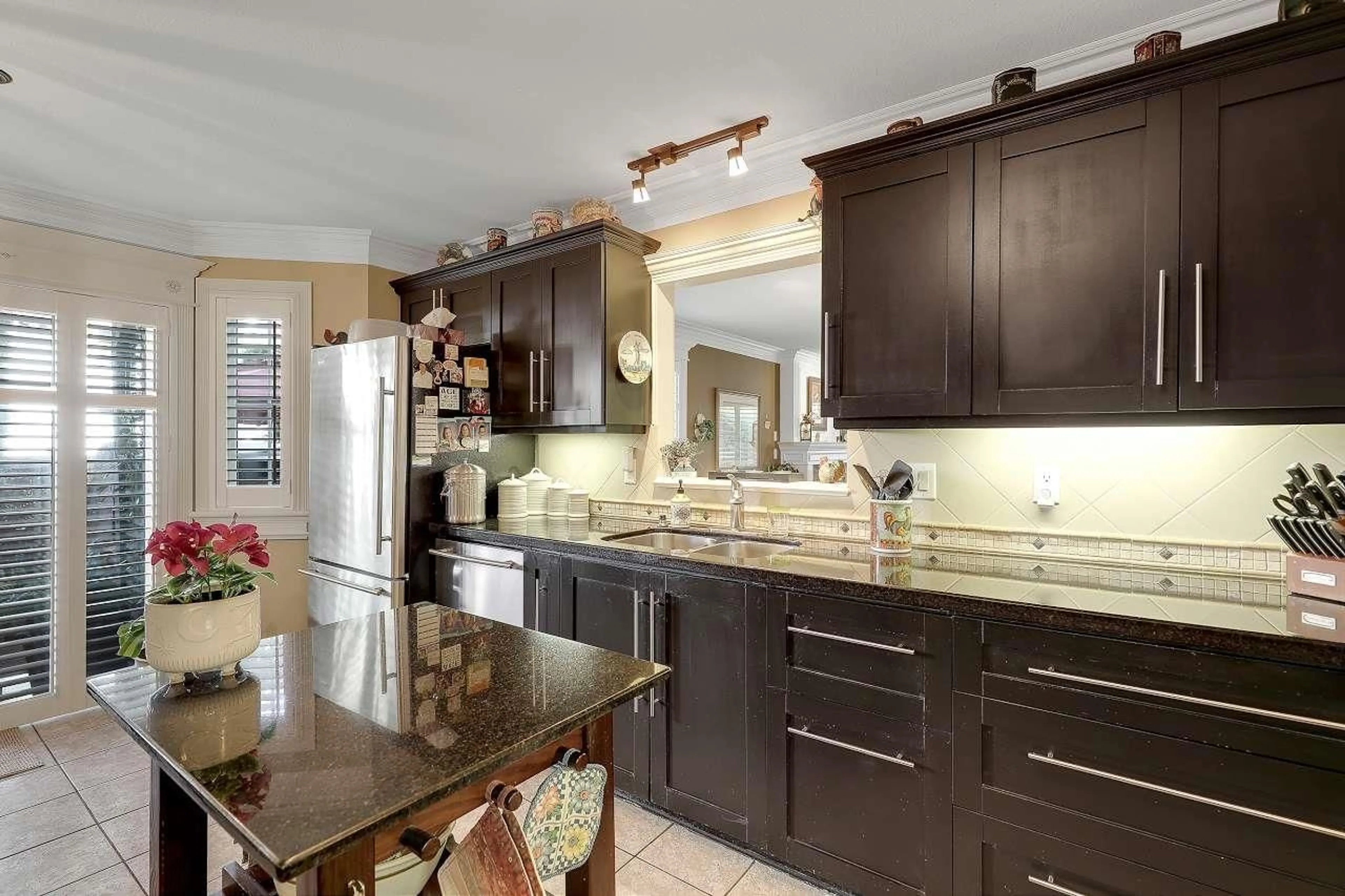 Open concept kitchen, ceramic/tile floor for 25 - 8338 158, Surrey British Columbia V4N0R3