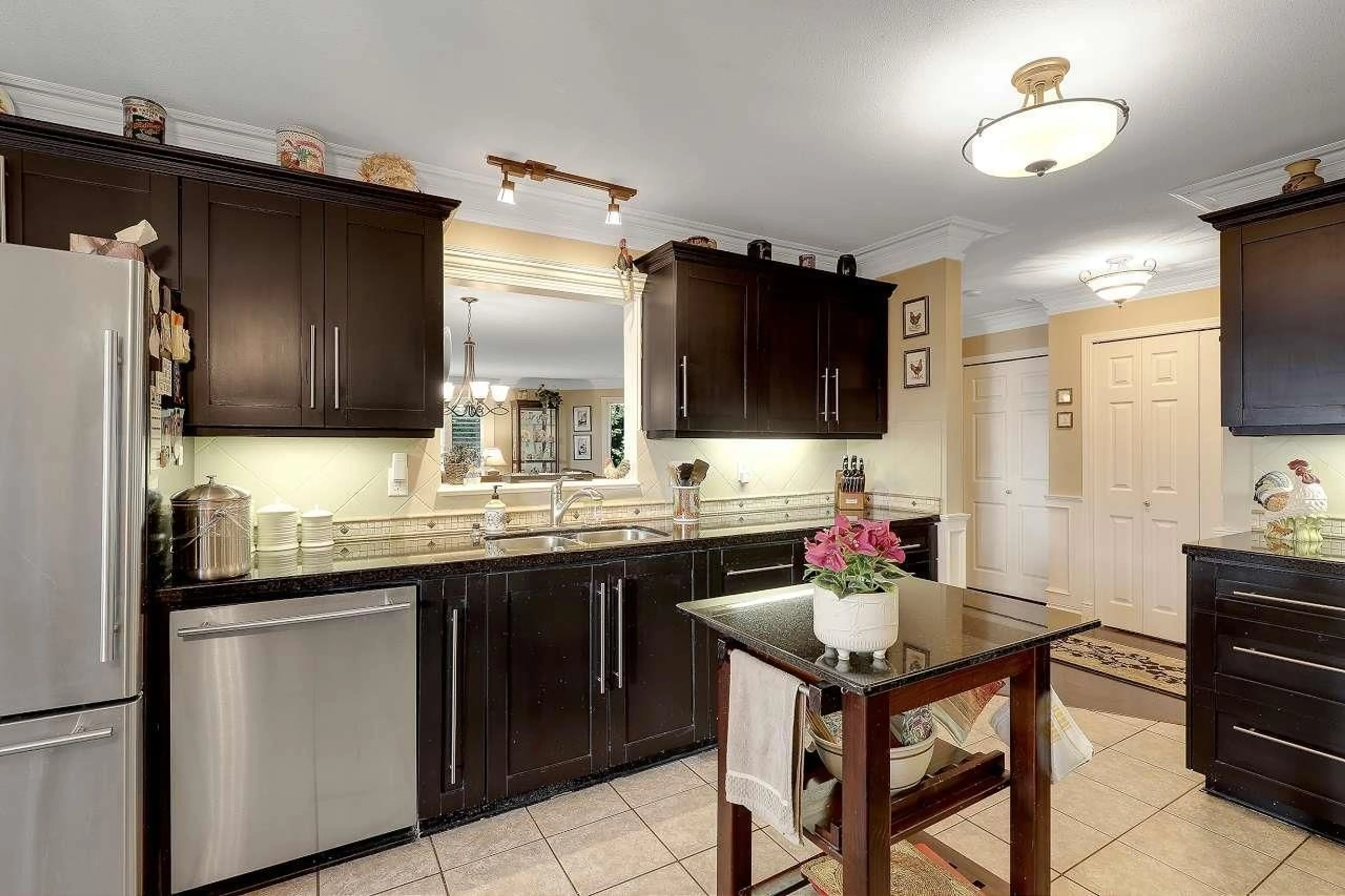 Open concept kitchen, ceramic/tile floor for 25 - 8338 158, Surrey British Columbia V4N0R3