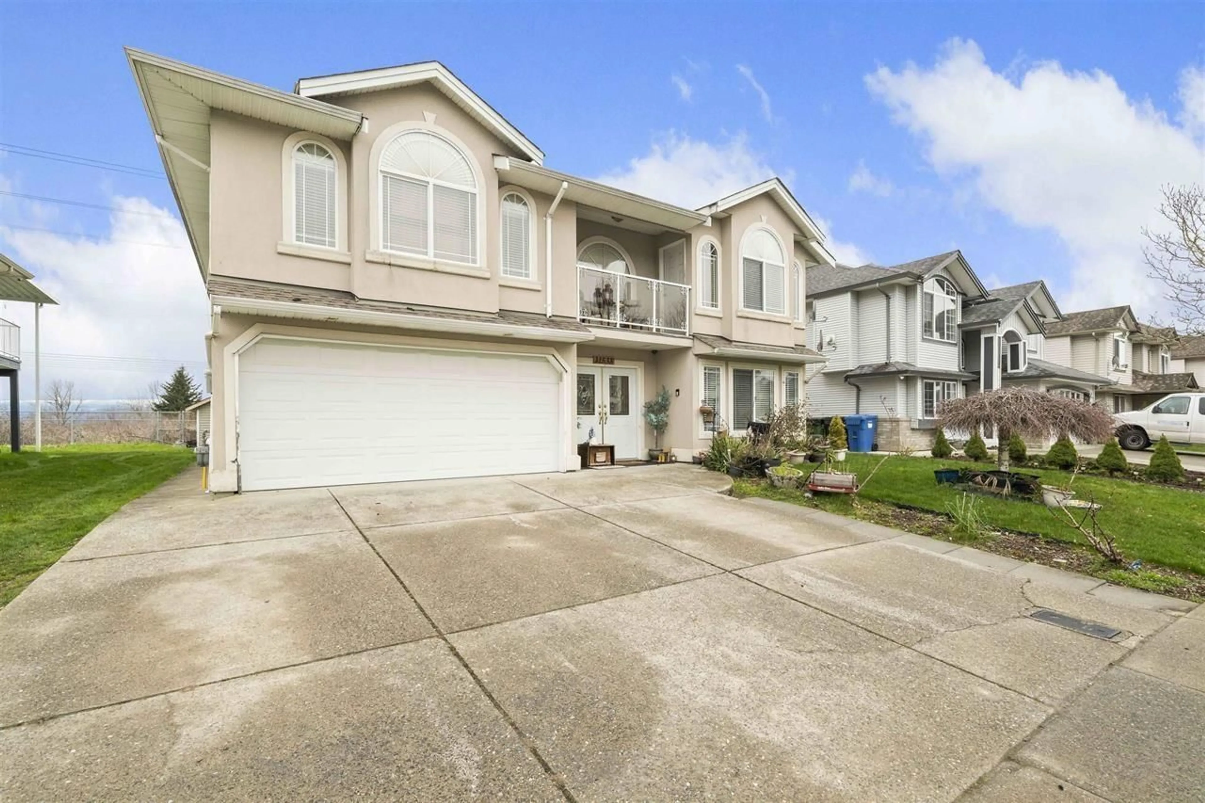 Home with vinyl exterior material, street for 31533 - HOMESTEAD, Abbotsford British Columbia V2T6V6