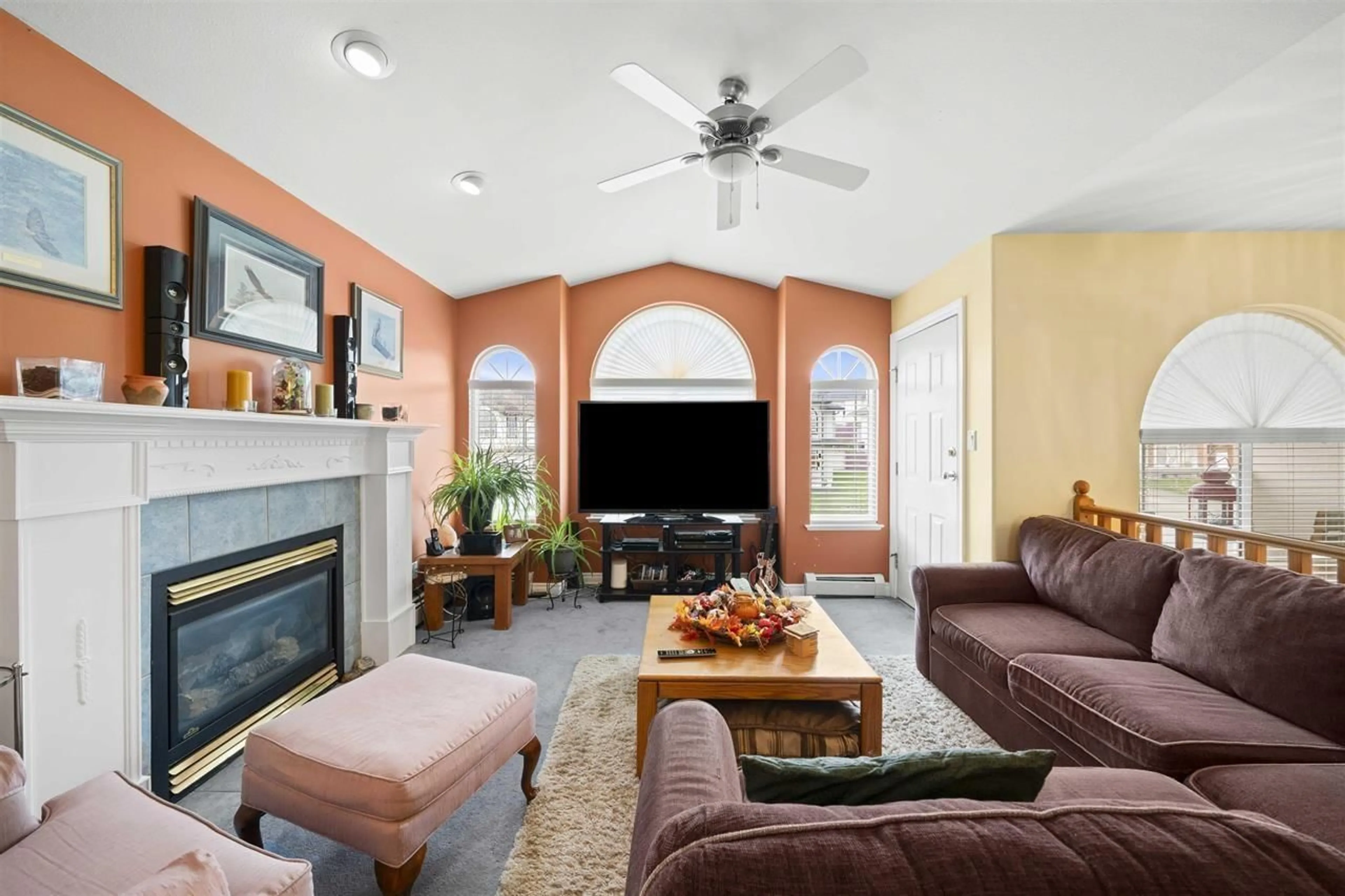 Living room with furniture, ceramic/tile floor for 31533 - HOMESTEAD, Abbotsford British Columbia V2T6V6