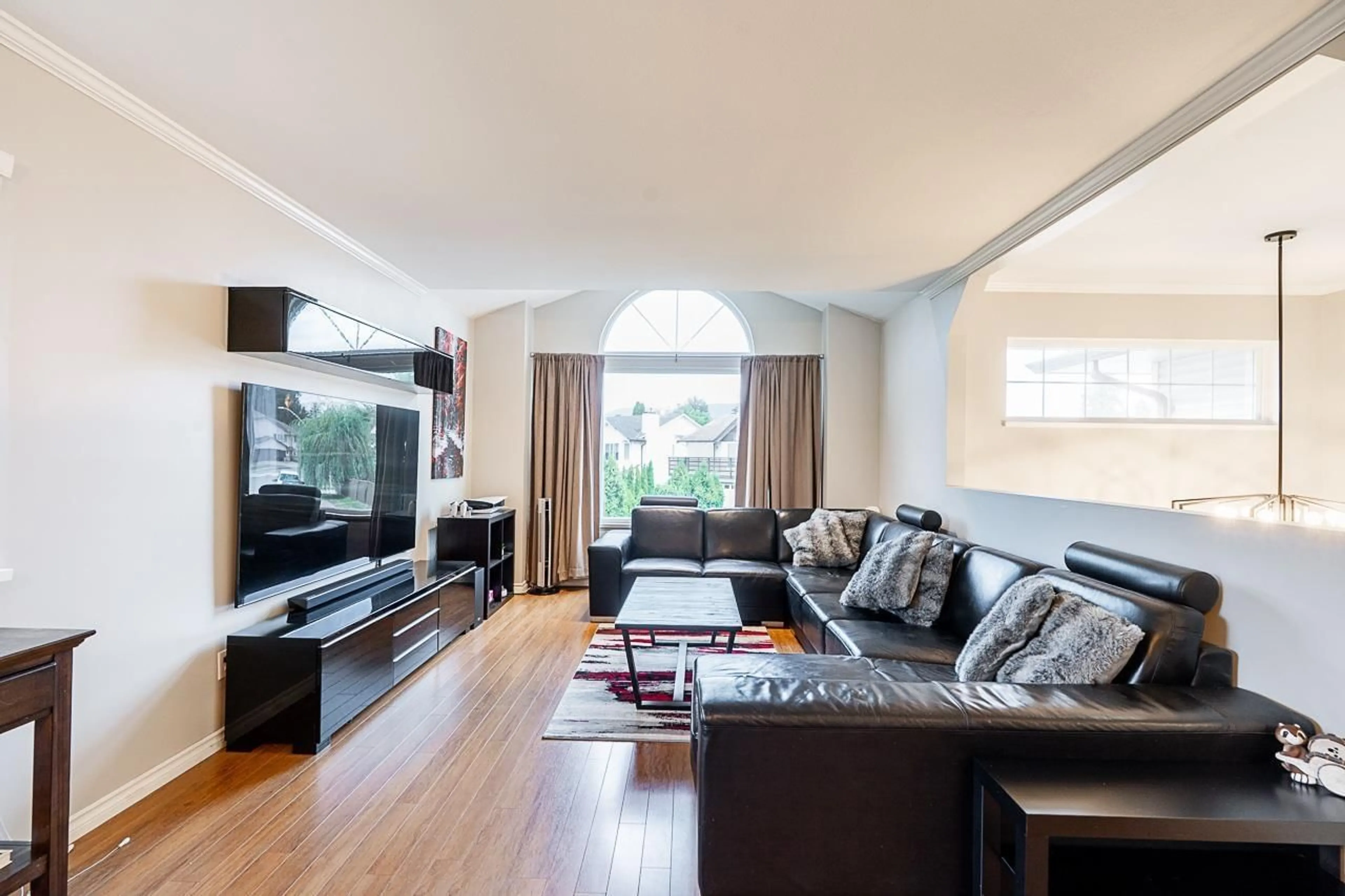 Living room with furniture, wood/laminate floor for 8441 COX DRIVE, Mission British Columbia V2V6V3