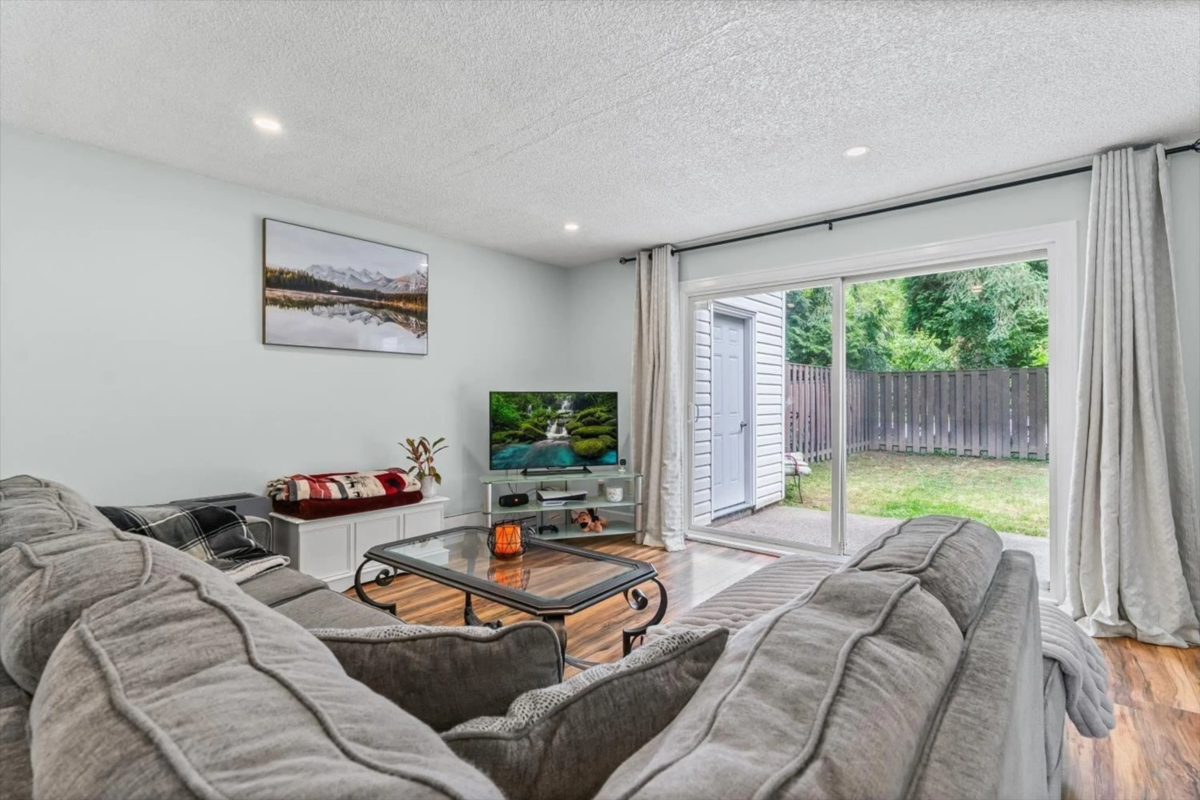 Living room with furniture, unknown for 8 - 8555 KING GEORGE, Surrey British Columbia V3W5C3