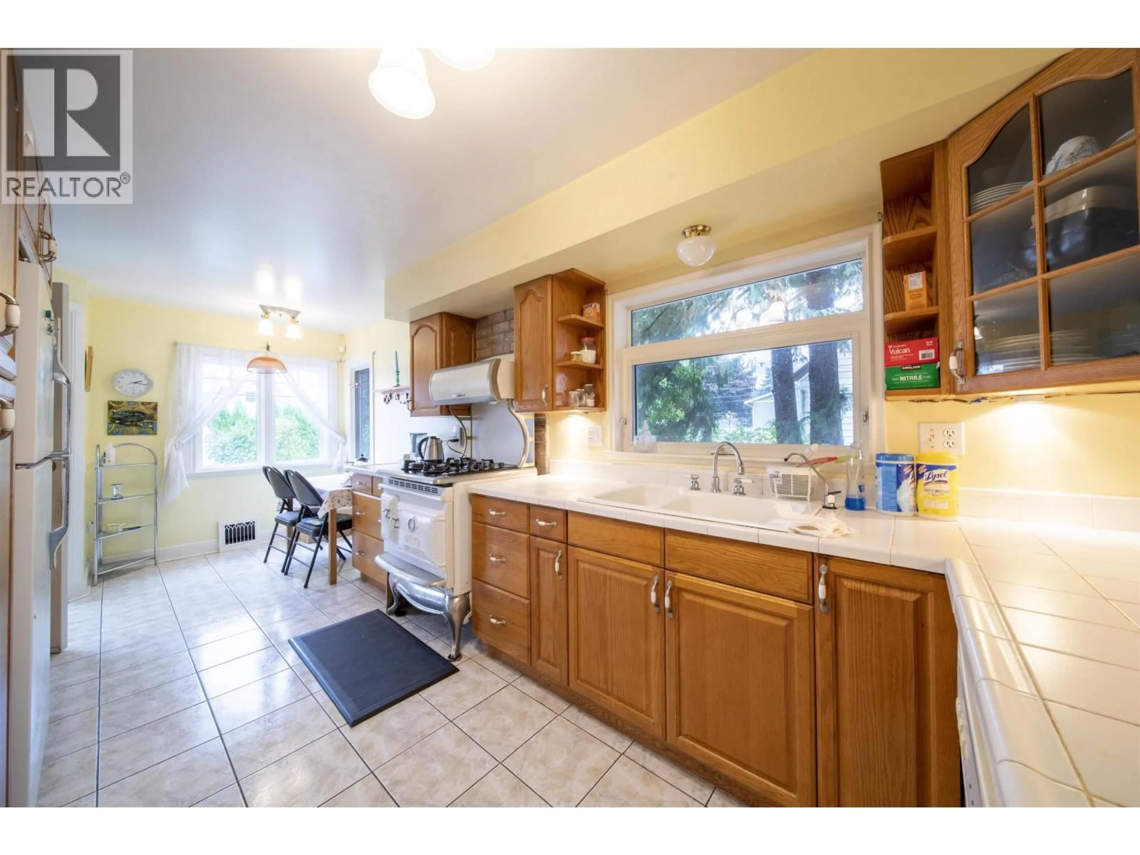 Open concept kitchen, ceramic/tile floor for 831 SECOND STREET, New Westminster British Columbia V3L2N4