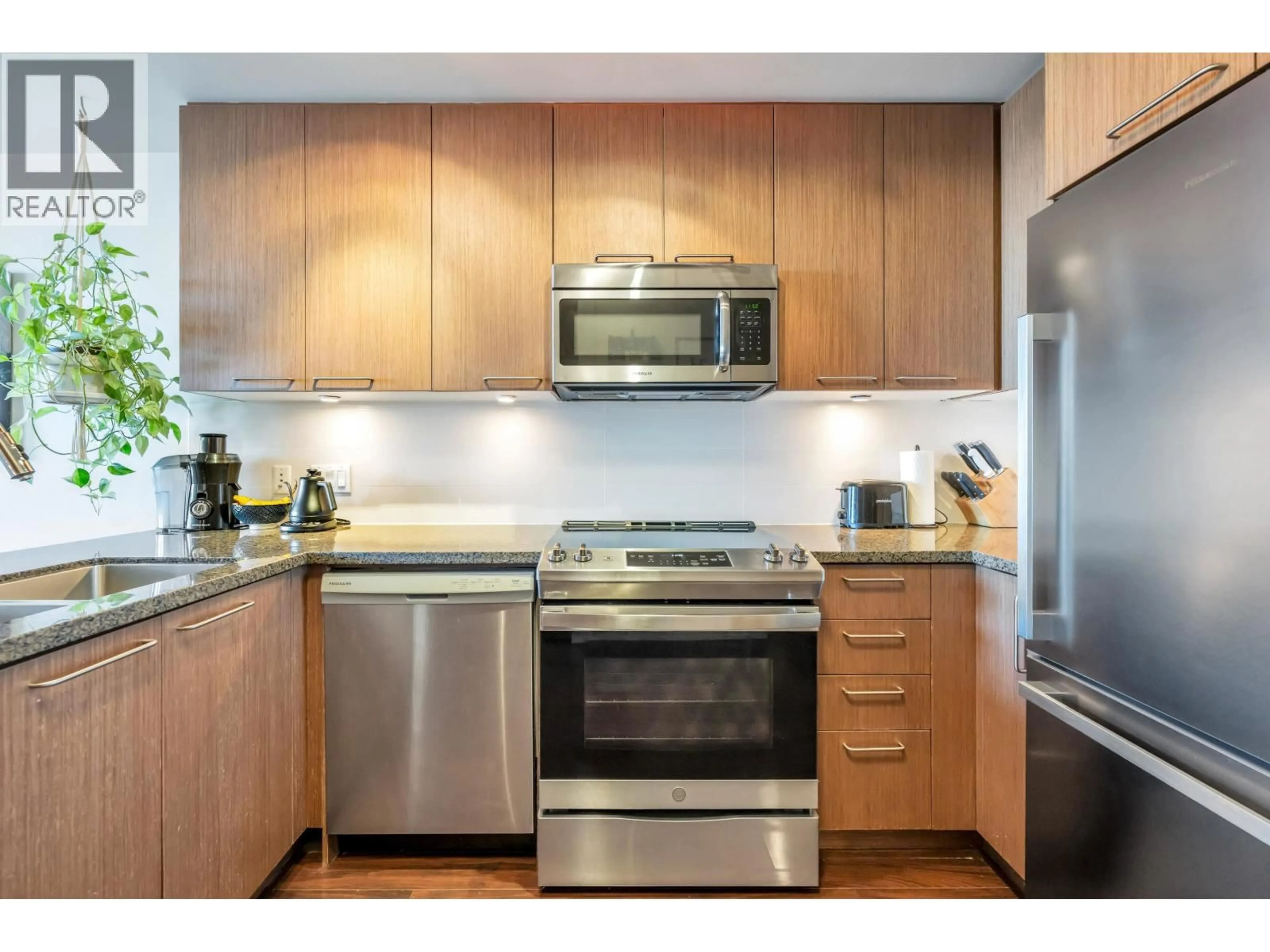 Standard kitchen, wood/laminate floor for 305 - 2008 54TH AVENUE, Vancouver British Columbia V5P1Y6