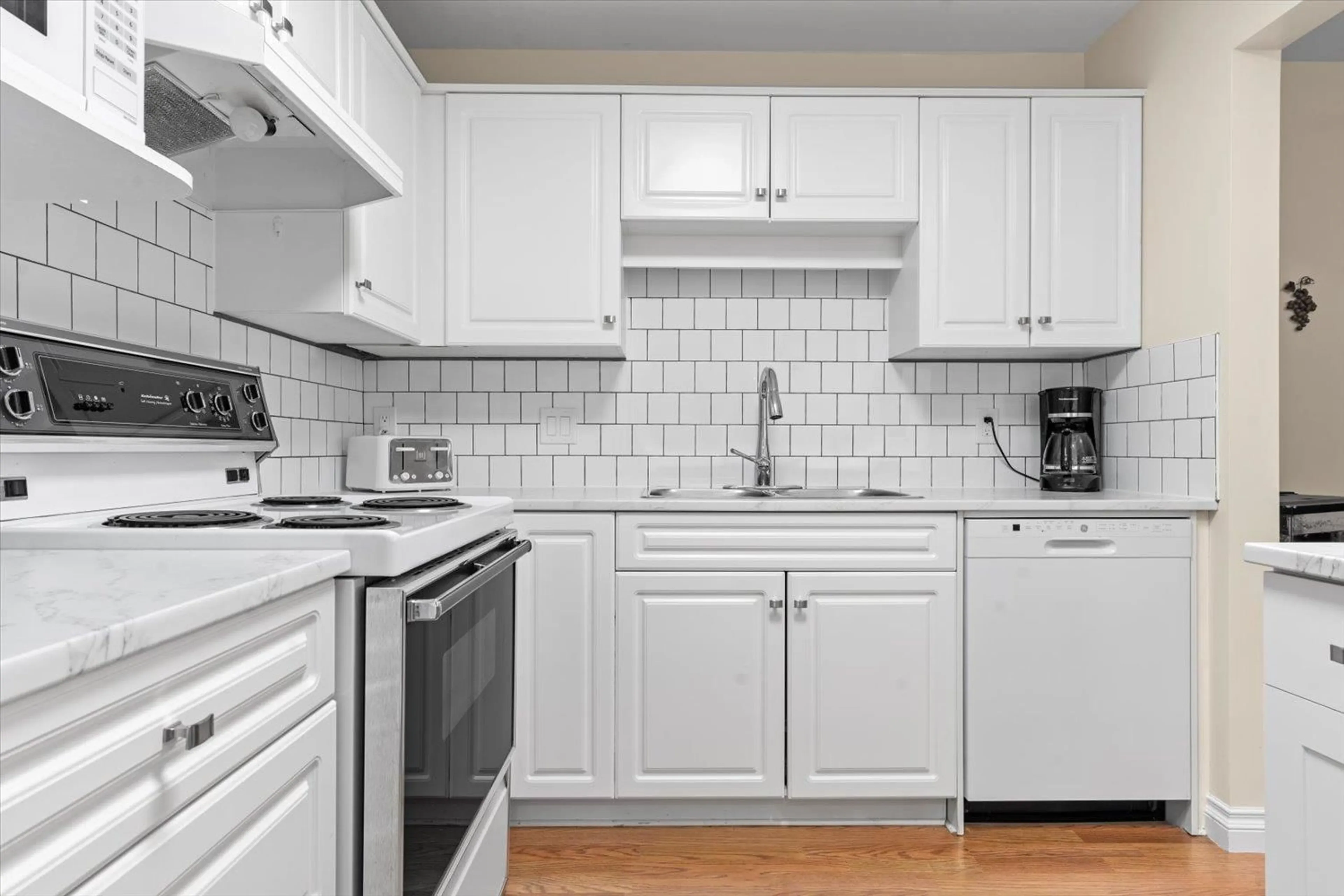 Standard kitchen, unknown for 102 - 9165 BROADWAY STREET, Chilliwack British Columbia V2P7Z8