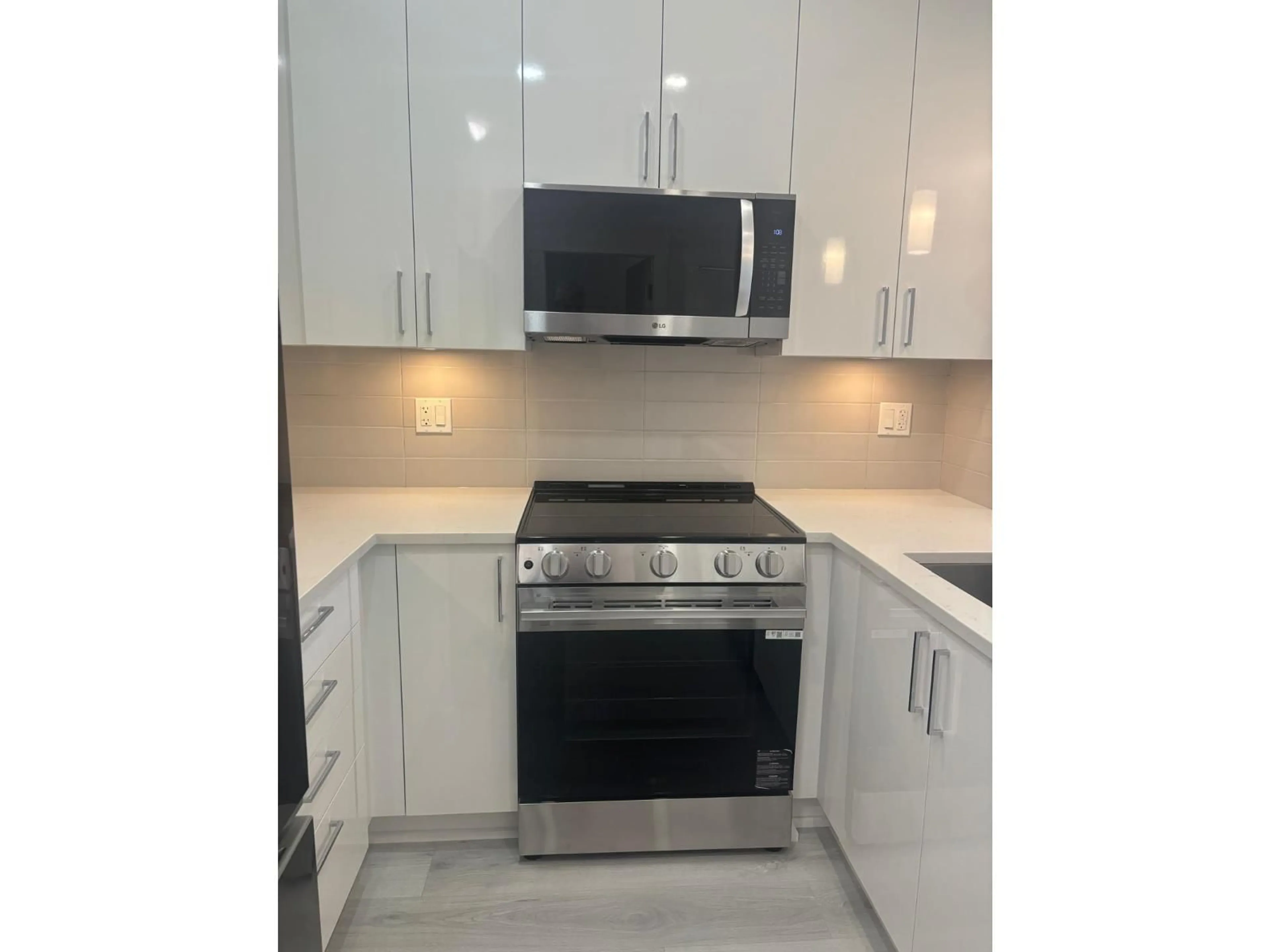 Standard kitchen, ceramic/tile floor for 611 - 33886 PINE, Abbotsford British Columbia V2S2P3