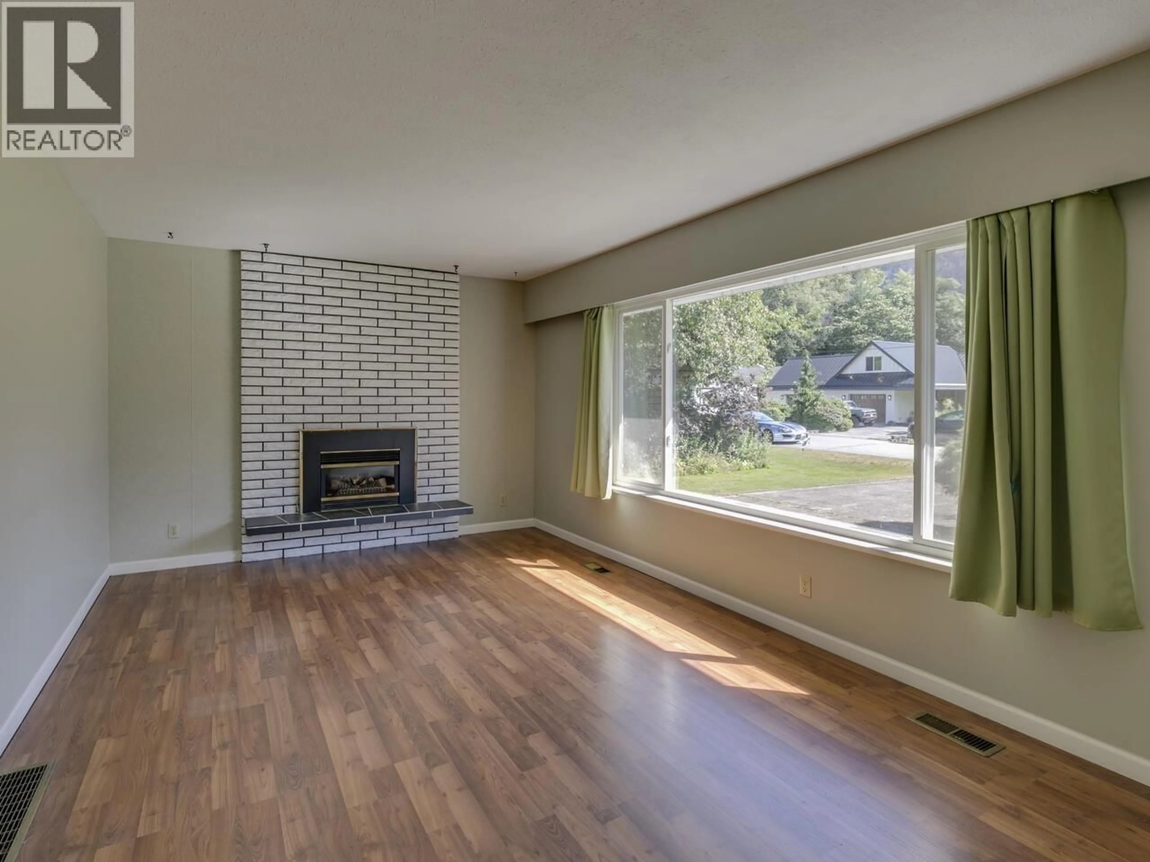 Living room with furniture, wood/laminate floor for 41587 GRANT ROAD, Squamish British Columbia V0N1H0