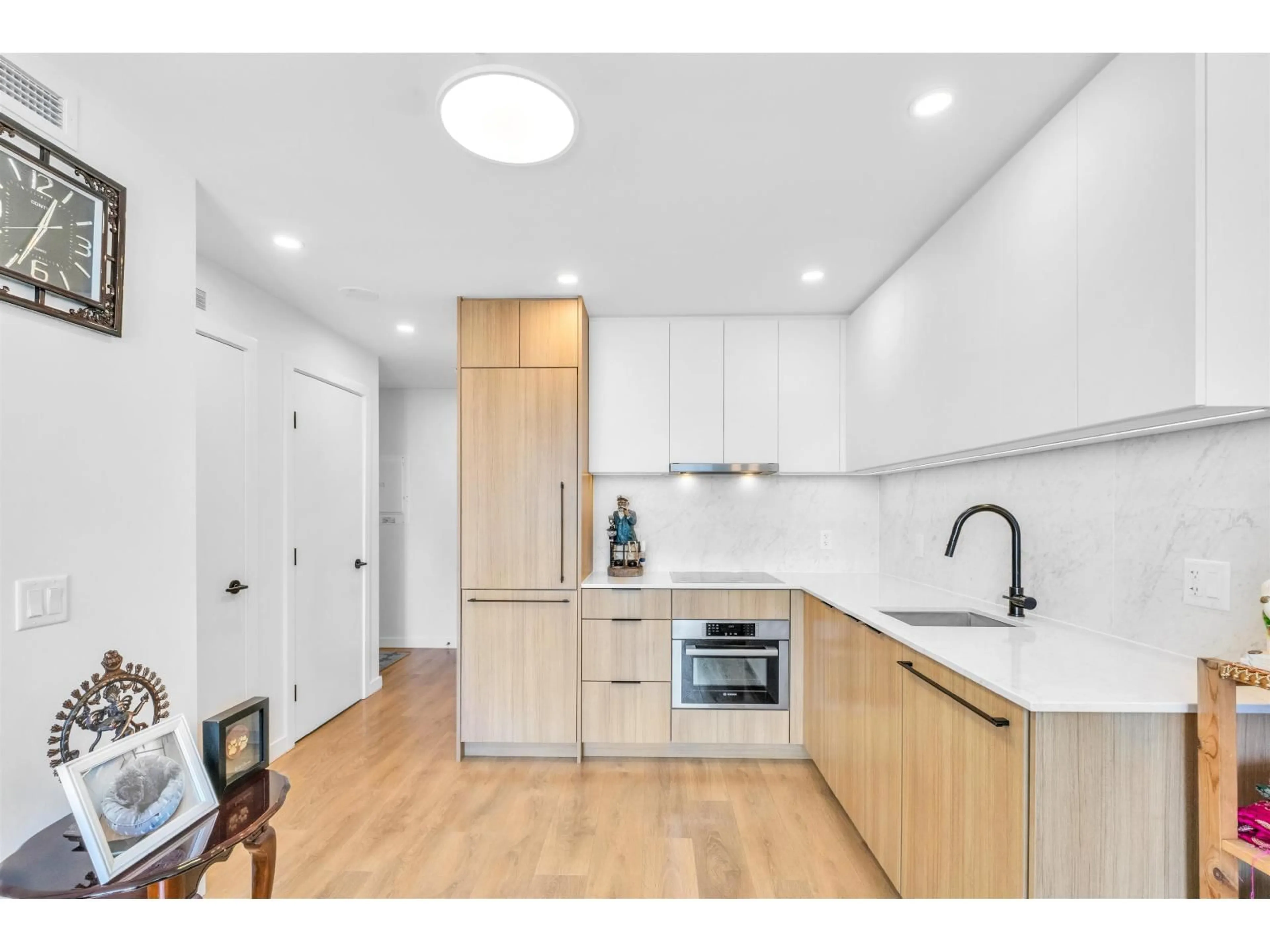 Open concept kitchen, wood/laminate floor for 1107 - 13685 102, Surrey British Columbia V3T1N7