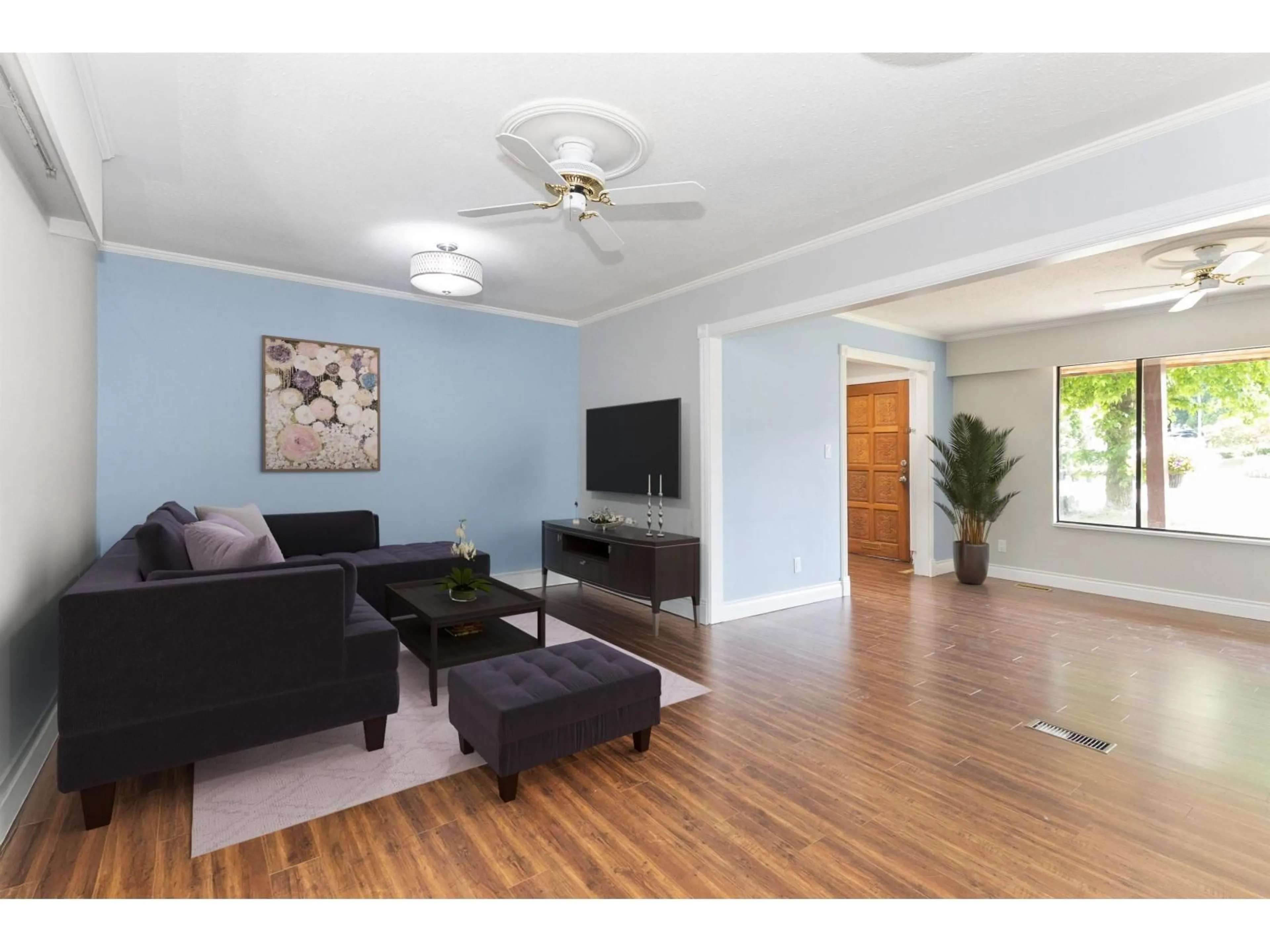 Living room with furniture, wood/laminate floor for 20813 47, Langley British Columbia V3A7E2