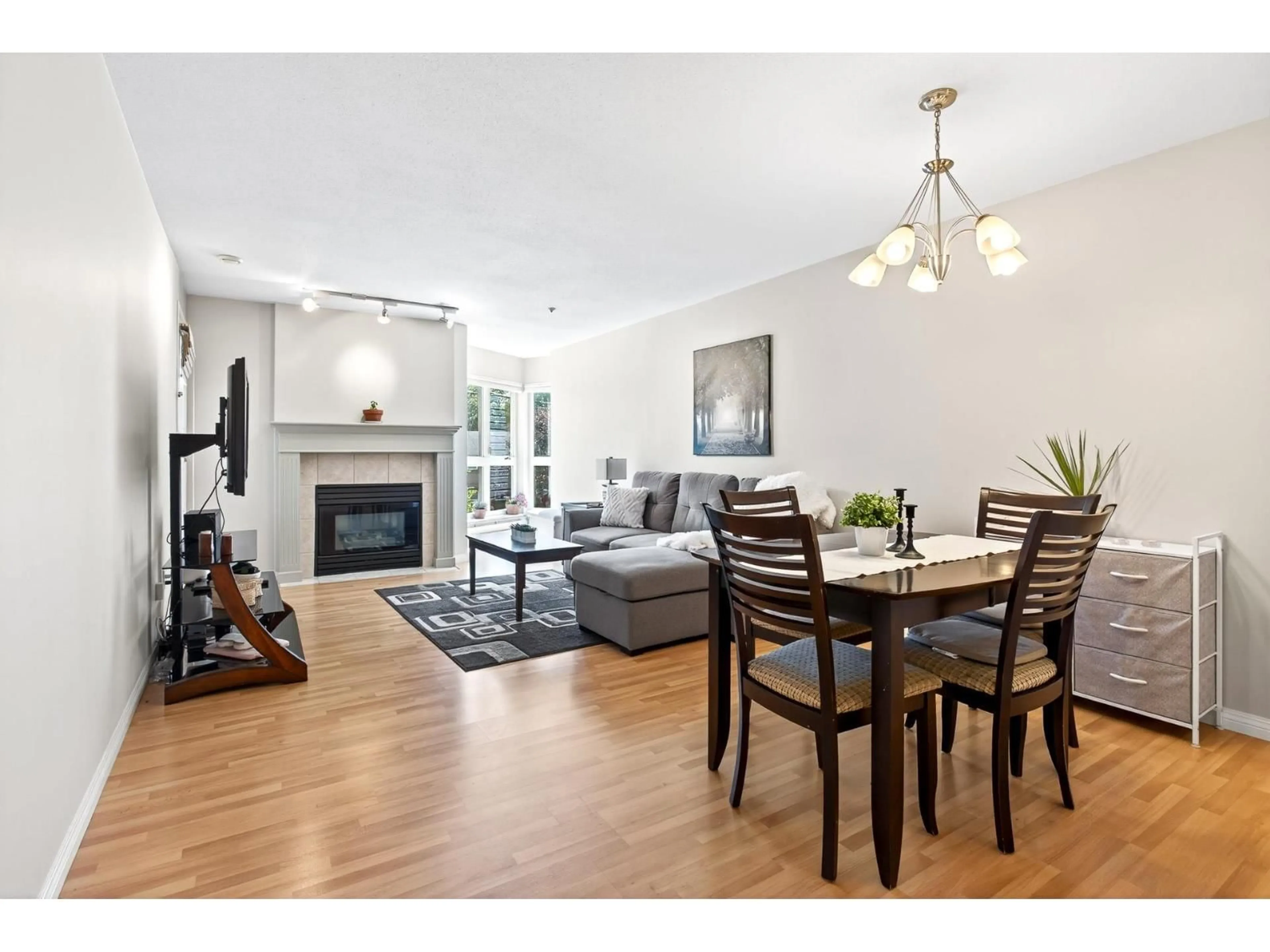 Living room with furniture, wood/laminate floor for 201 - 20245 53, Langley British Columbia V3A3V2