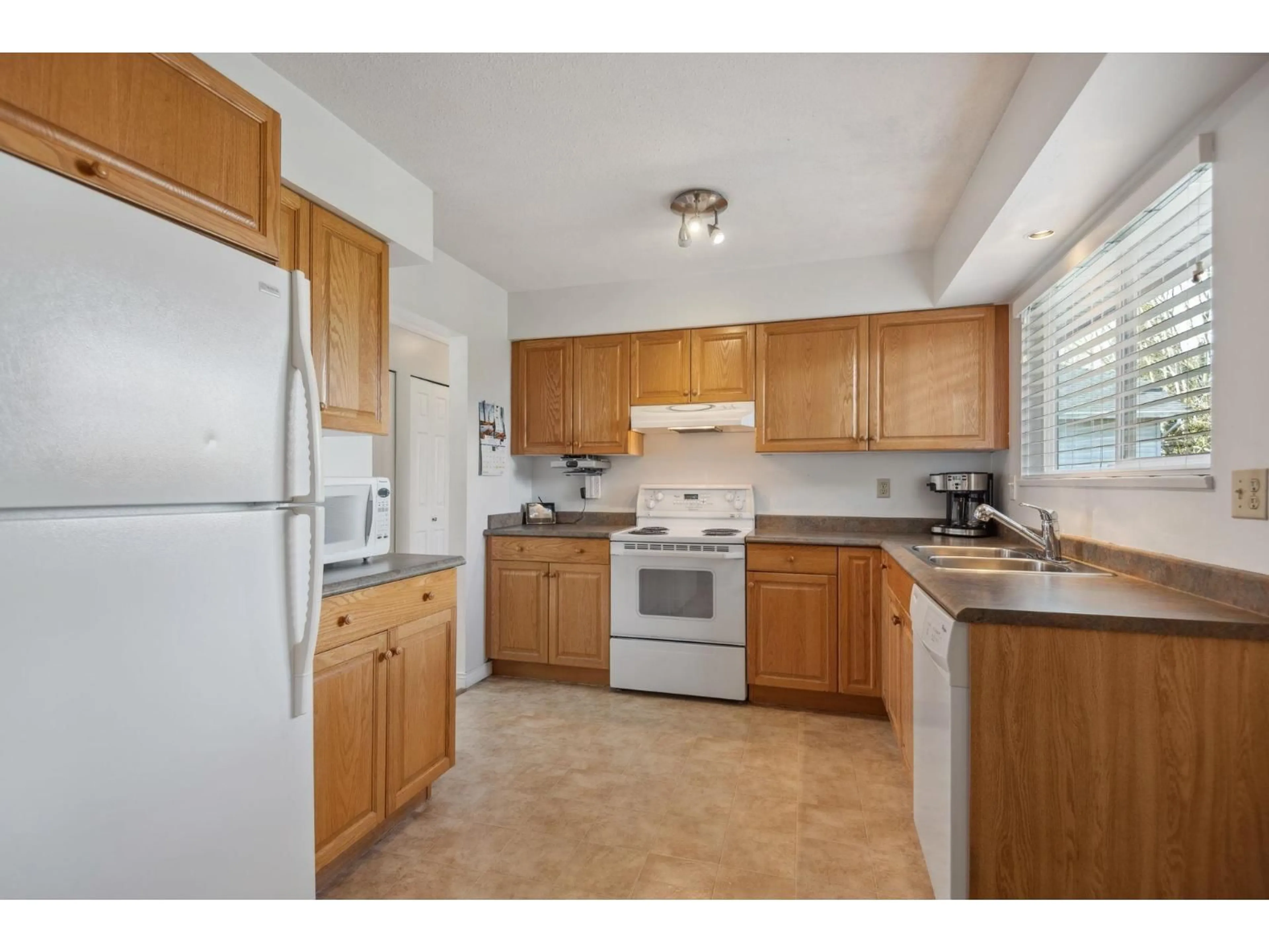 Standard kitchen, unknown for 21247 94B, Langley British Columbia V1M1L8