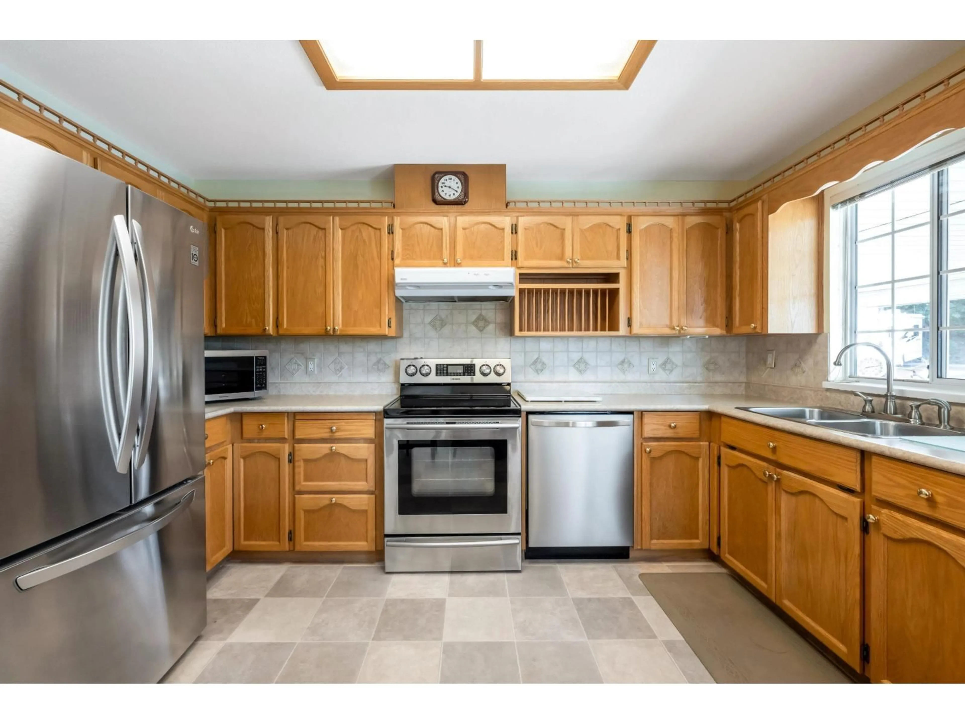 Standard kitchen, unknown for 16 - 3351 HORN, Abbotsford British Columbia V2S4N3