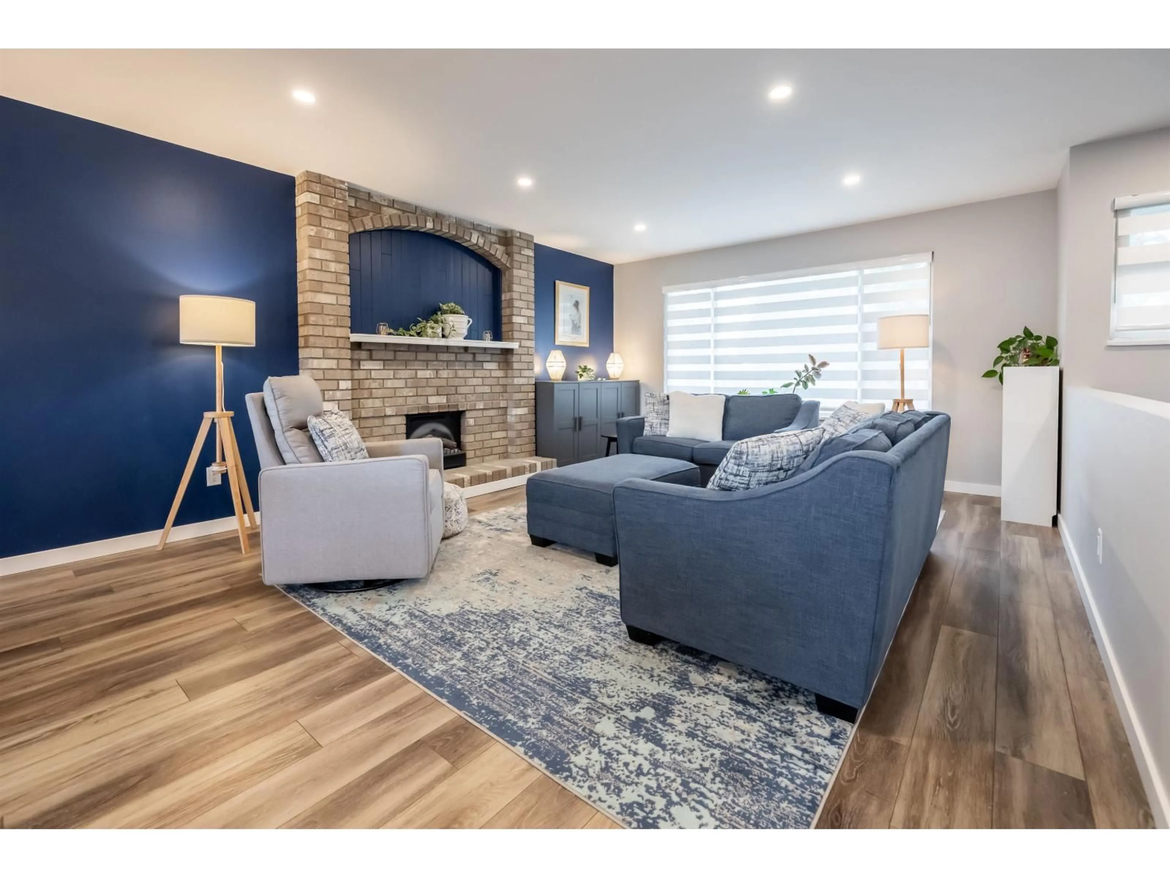 Living room with furniture, wood/laminate floor for 7452 115A, Delta British Columbia V4C5P8