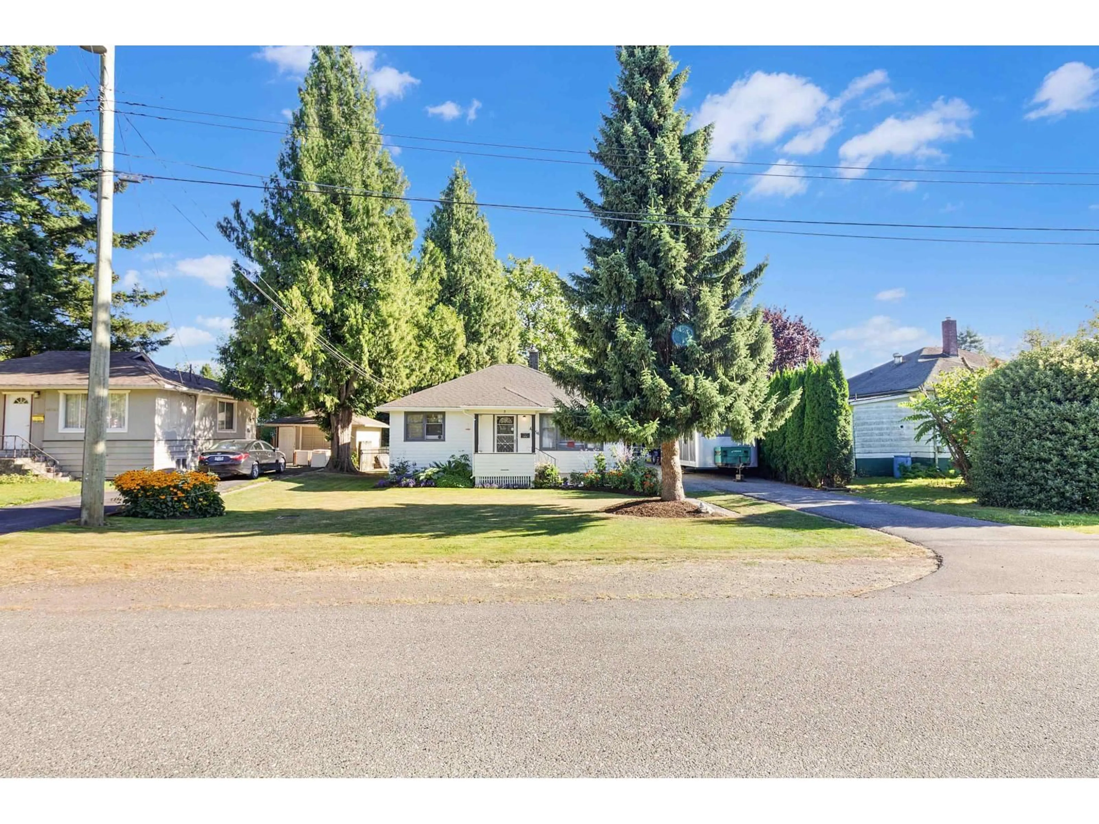 A pic from outside/outdoor area/front of a property/back of a property/a pic from drone, street for 46054 KING AVENUE, Chilliwack British Columbia V2P3B5