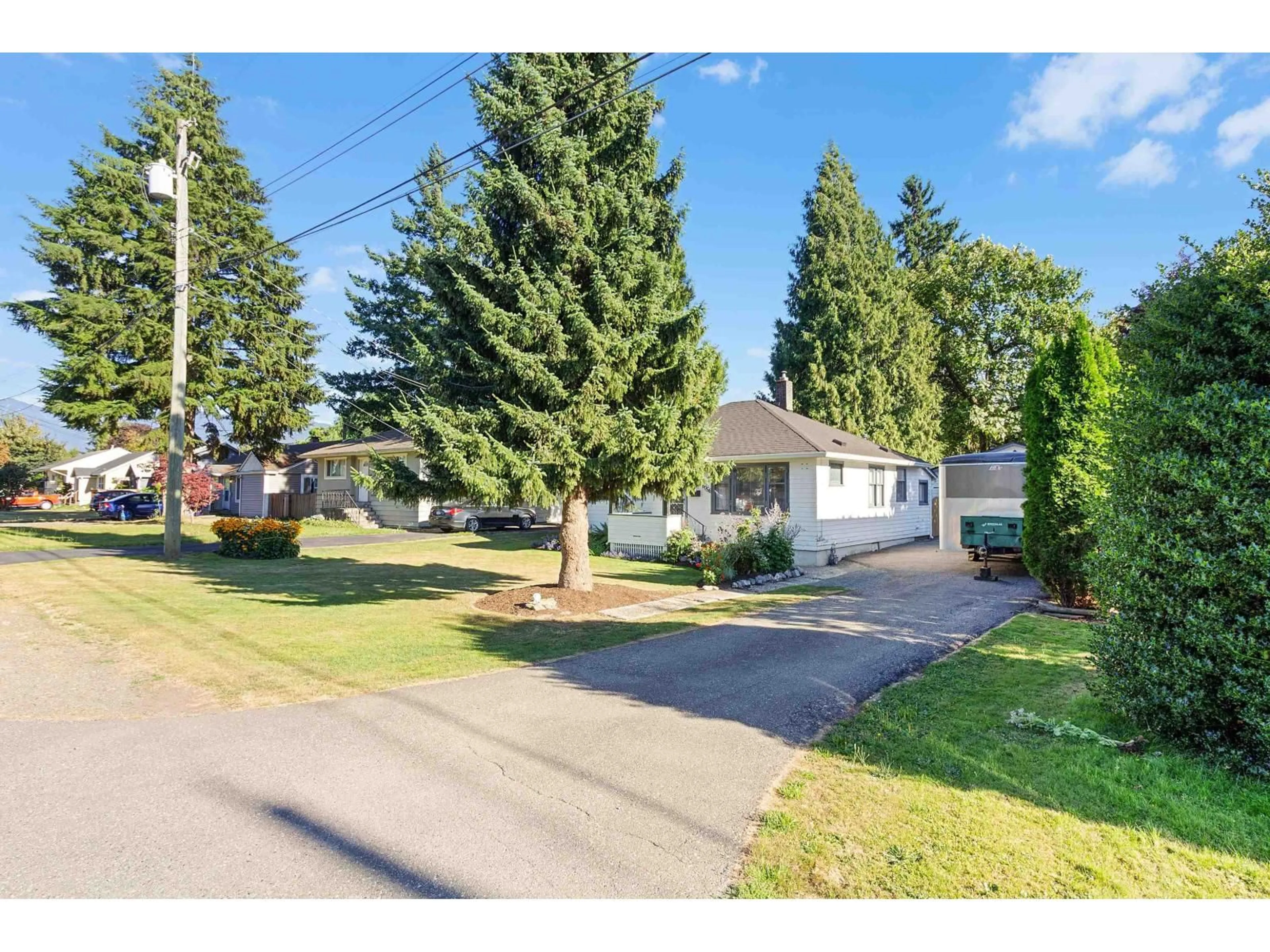 A pic from outside/outdoor area/front of a property/back of a property/a pic from drone, street for 46054 KING AVENUE, Chilliwack British Columbia V2P3B5