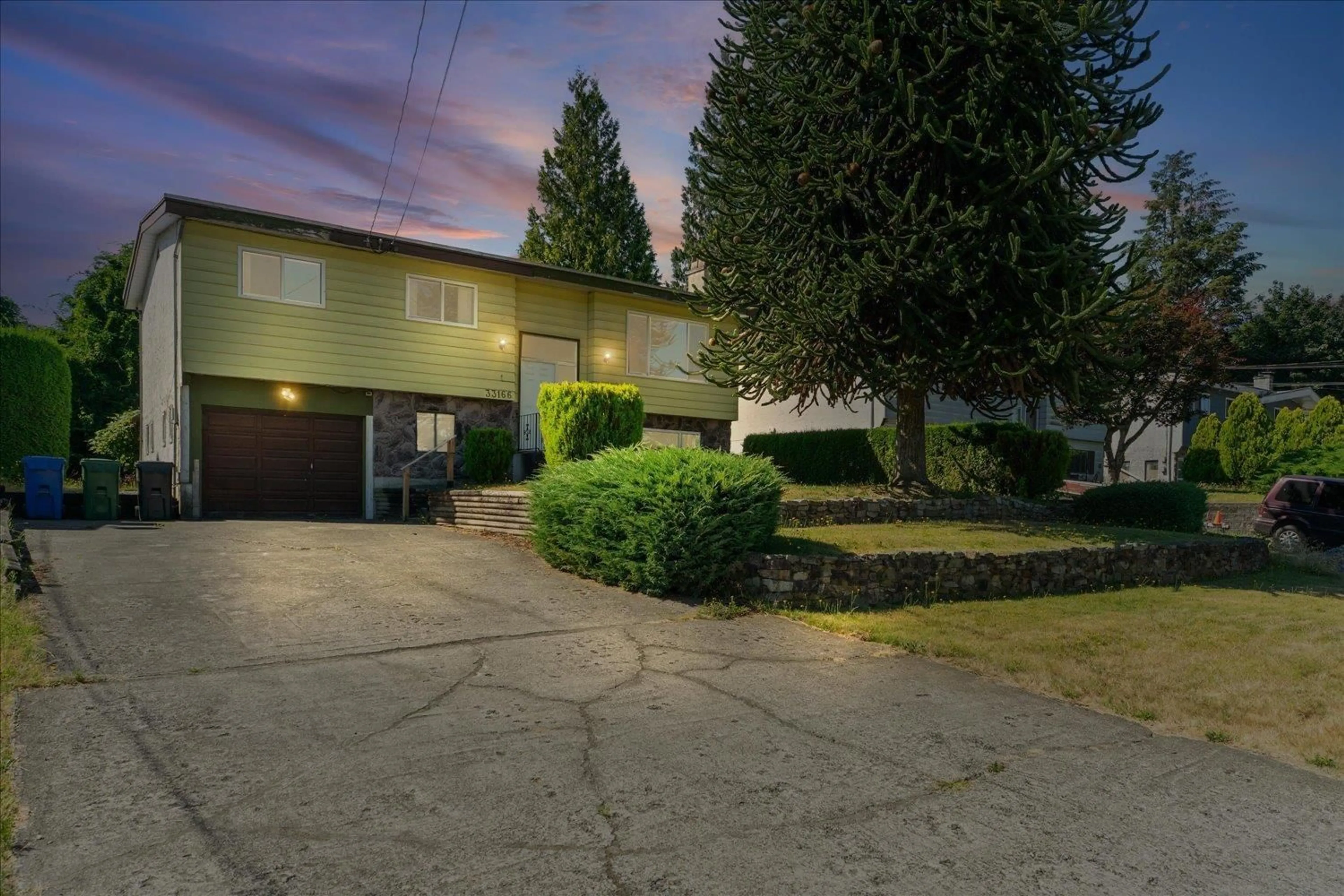A pic from outside/outdoor area/front of a property/back of a property/a pic from drone, street for 33166 HAWTHORNE, Abbotsford British Columbia V2S1B3