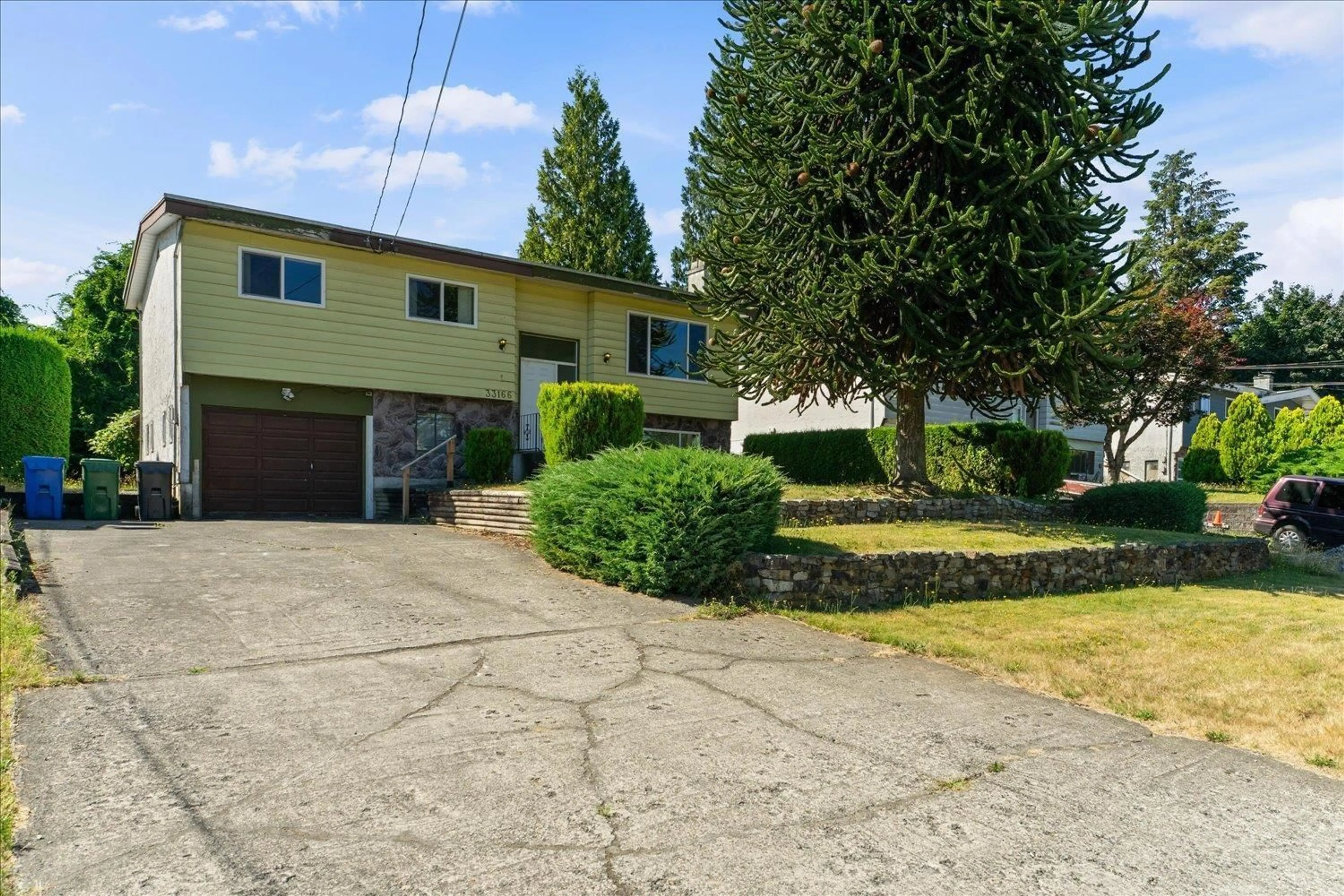 A pic from outside/outdoor area/front of a property/back of a property/a pic from drone, street for 33166 HAWTHORNE, Abbotsford British Columbia V2S1B3