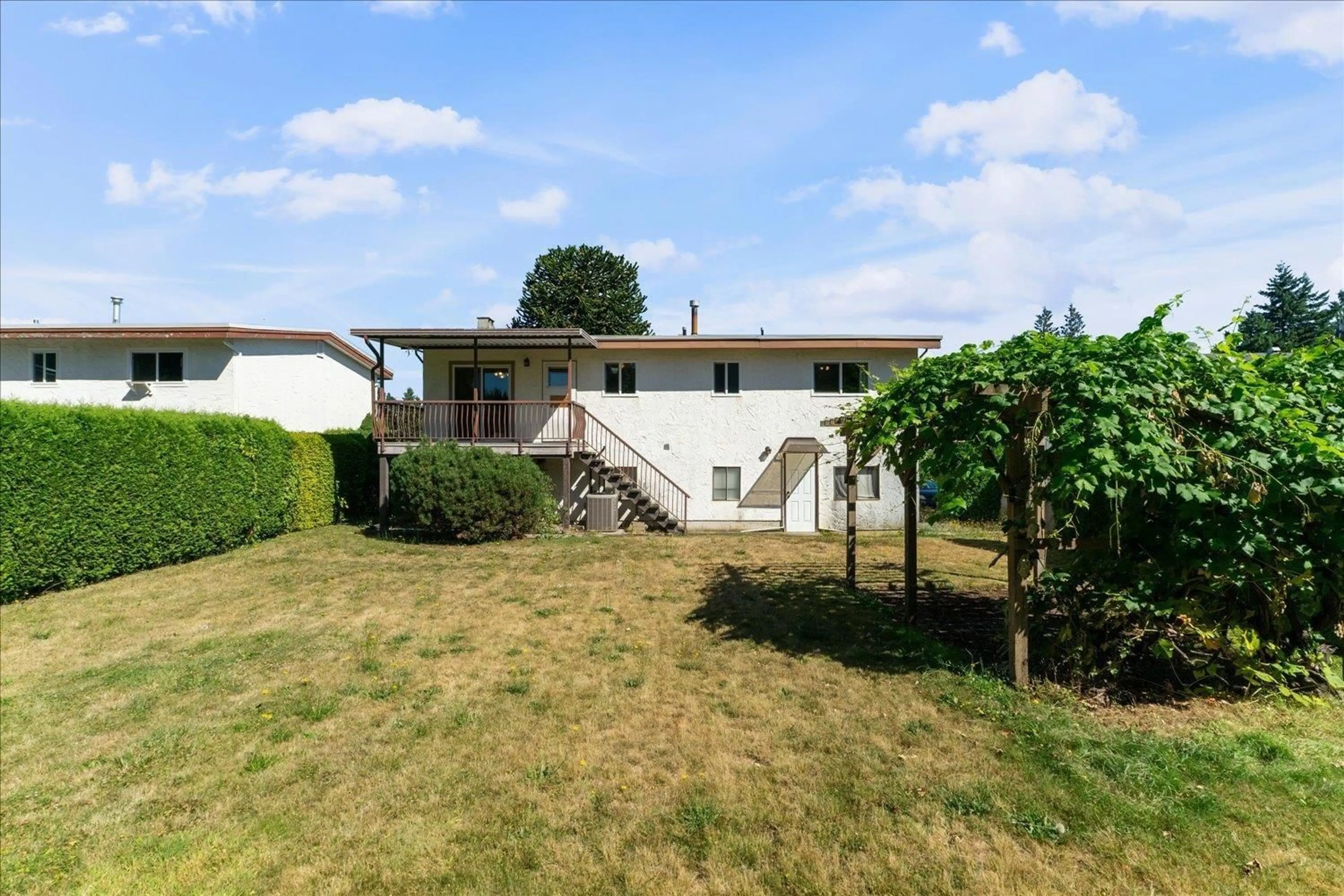 A pic from outside/outdoor area/front of a property/back of a property/a pic from drone, street for 33166 HAWTHORNE, Abbotsford British Columbia V2S1B3
