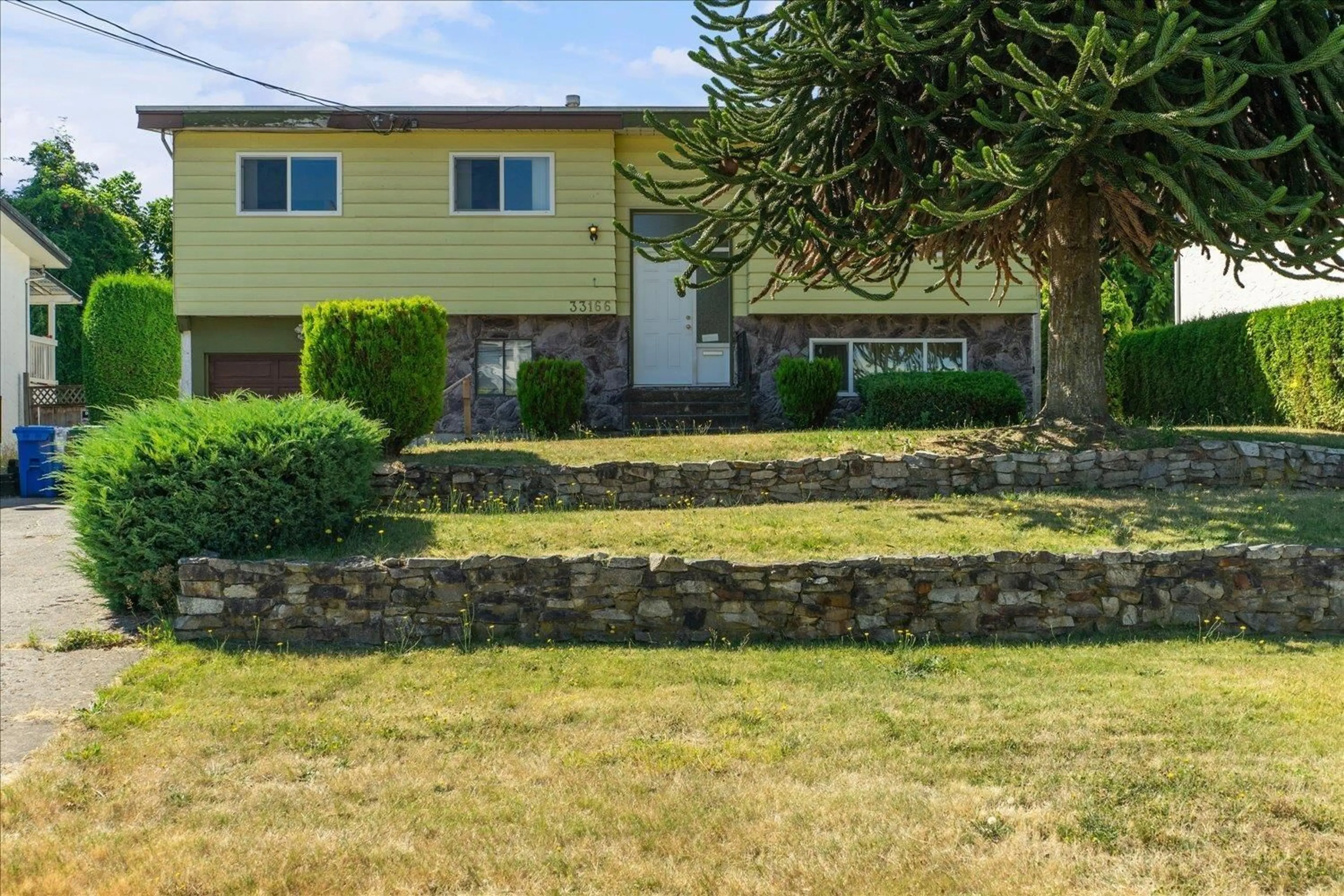 A pic from outside/outdoor area/front of a property/back of a property/a pic from drone, street for 33166 HAWTHORNE, Abbotsford British Columbia V2S1B3