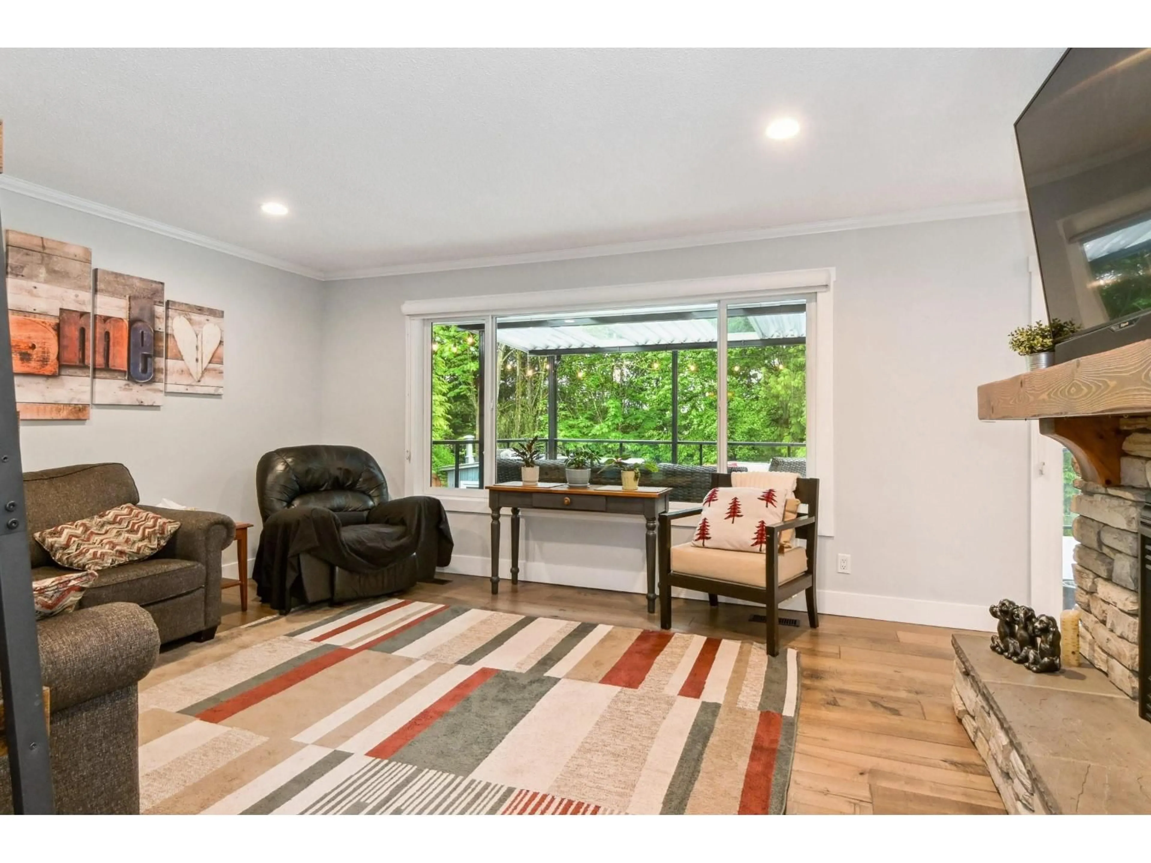 Living room with furniture, wood/laminate floor for 2739 SHEFFIELD, Abbotsford British Columbia V2S4B7