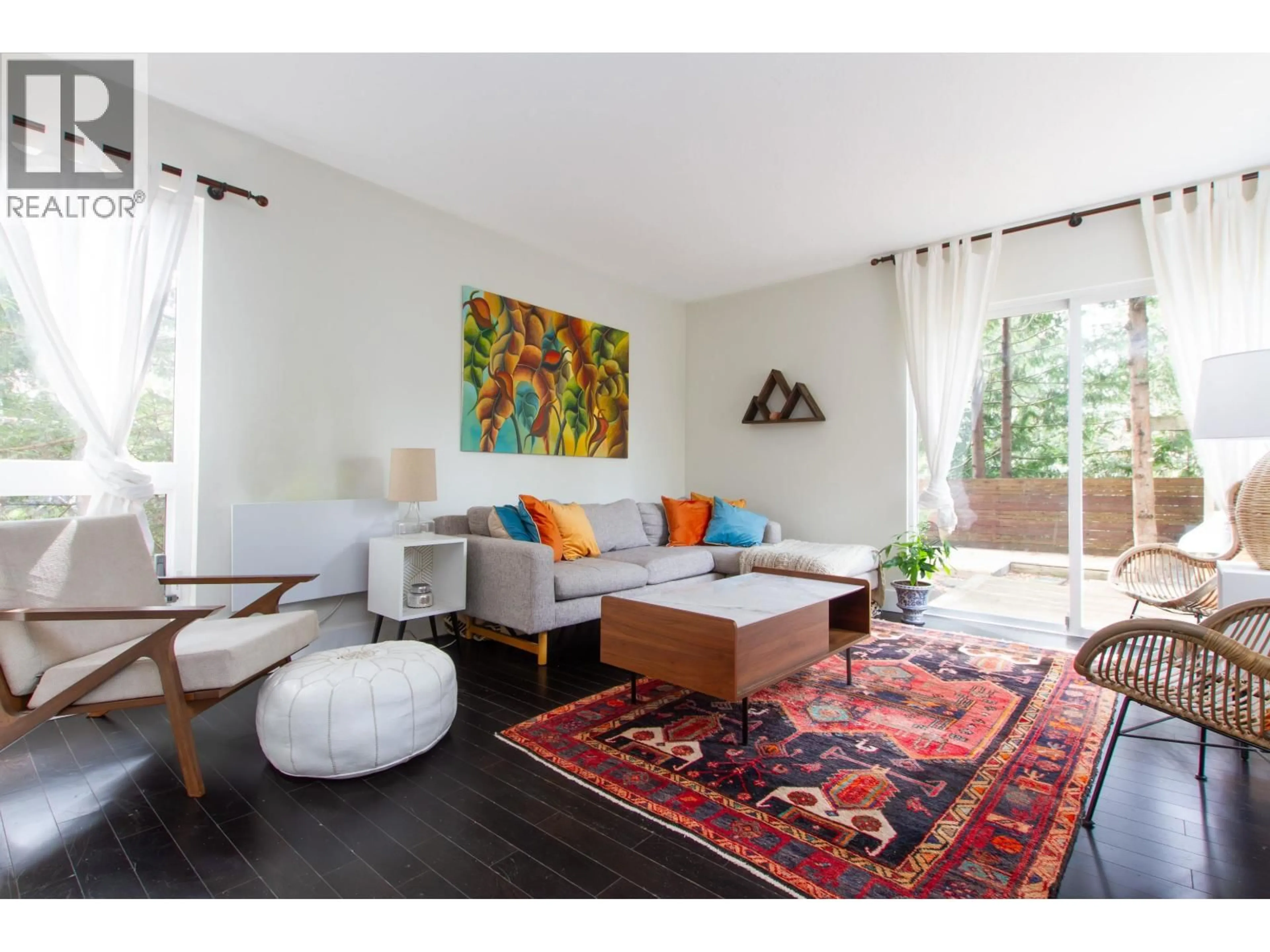 Living room with furniture, wood/laminate floor for 40646 PERTH PLACE, Squamish British Columbia V8B0G1