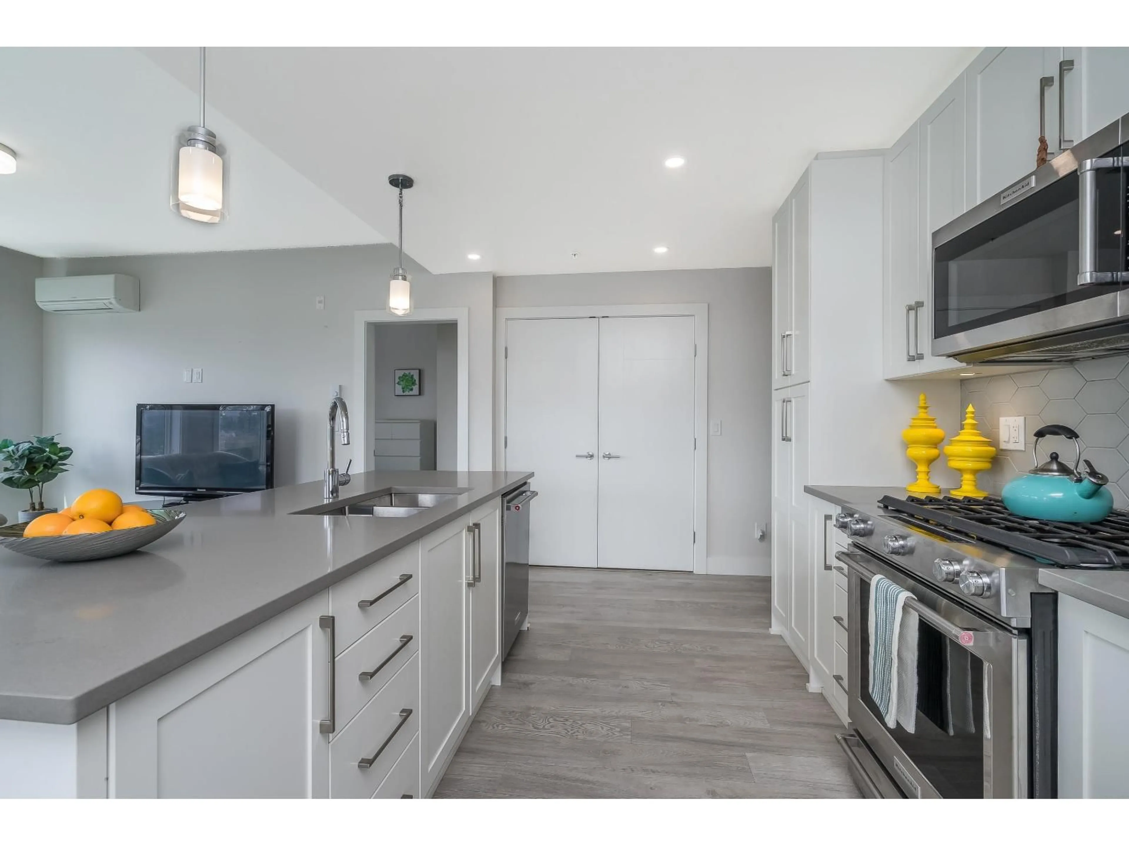 Open concept kitchen, unknown for 307 - 2555 WARE, Abbotsford British Columbia V2S0J4