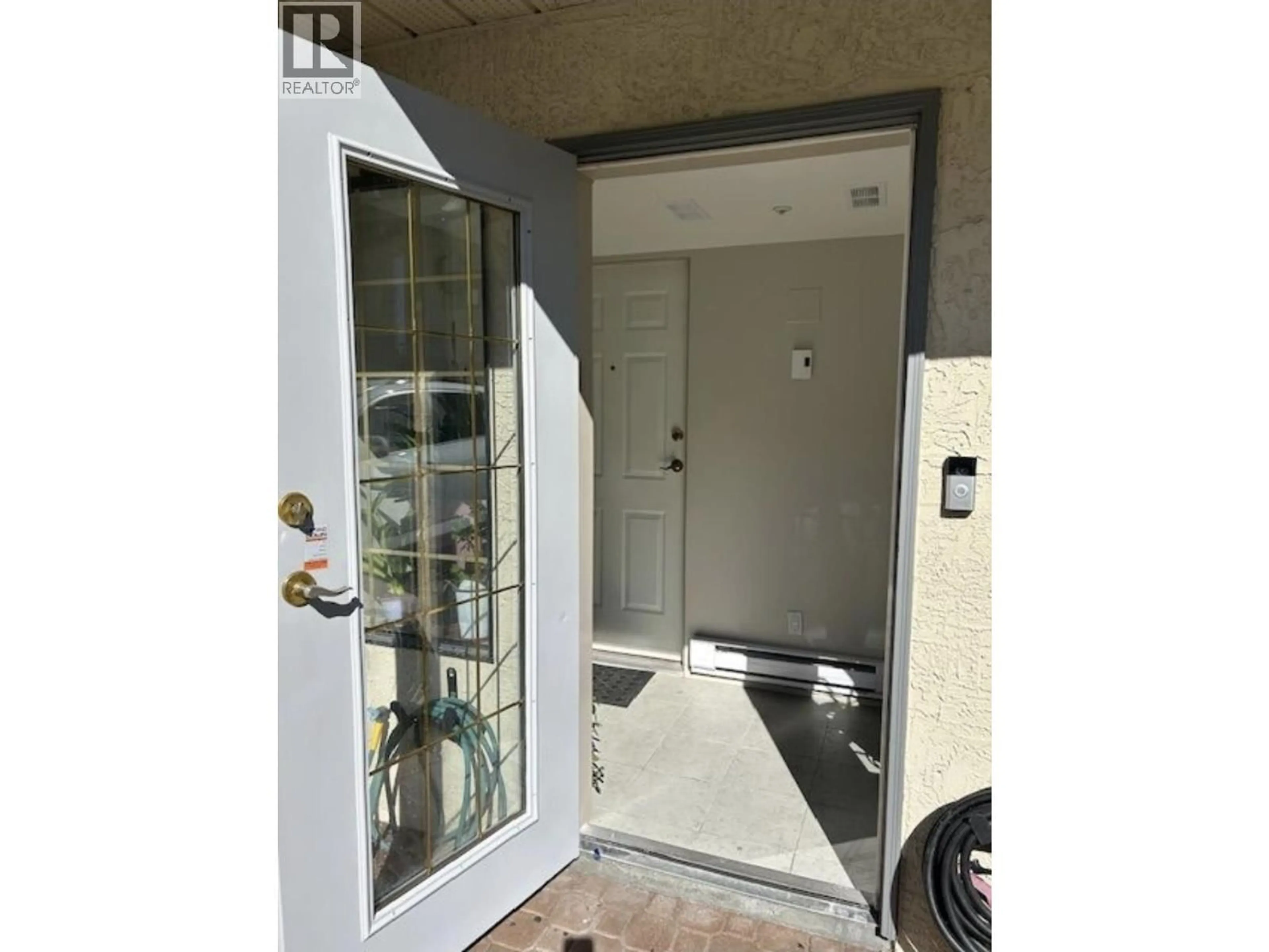 Indoor entryway for 5 - 8591 BLUNDELL ROAD, Richmond British Columbia V6Y1K2