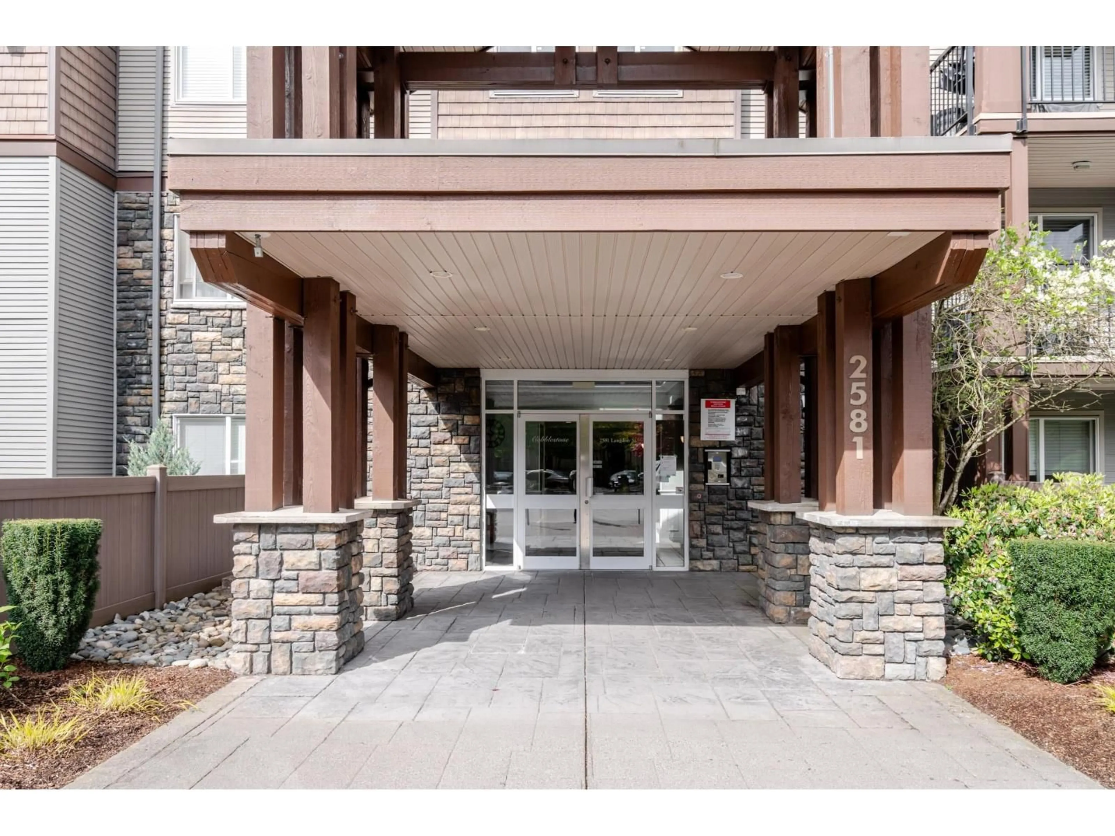 Indoor foyer for 109 - 2581 LANGDON, Abbotsford British Columbia V2T7A3