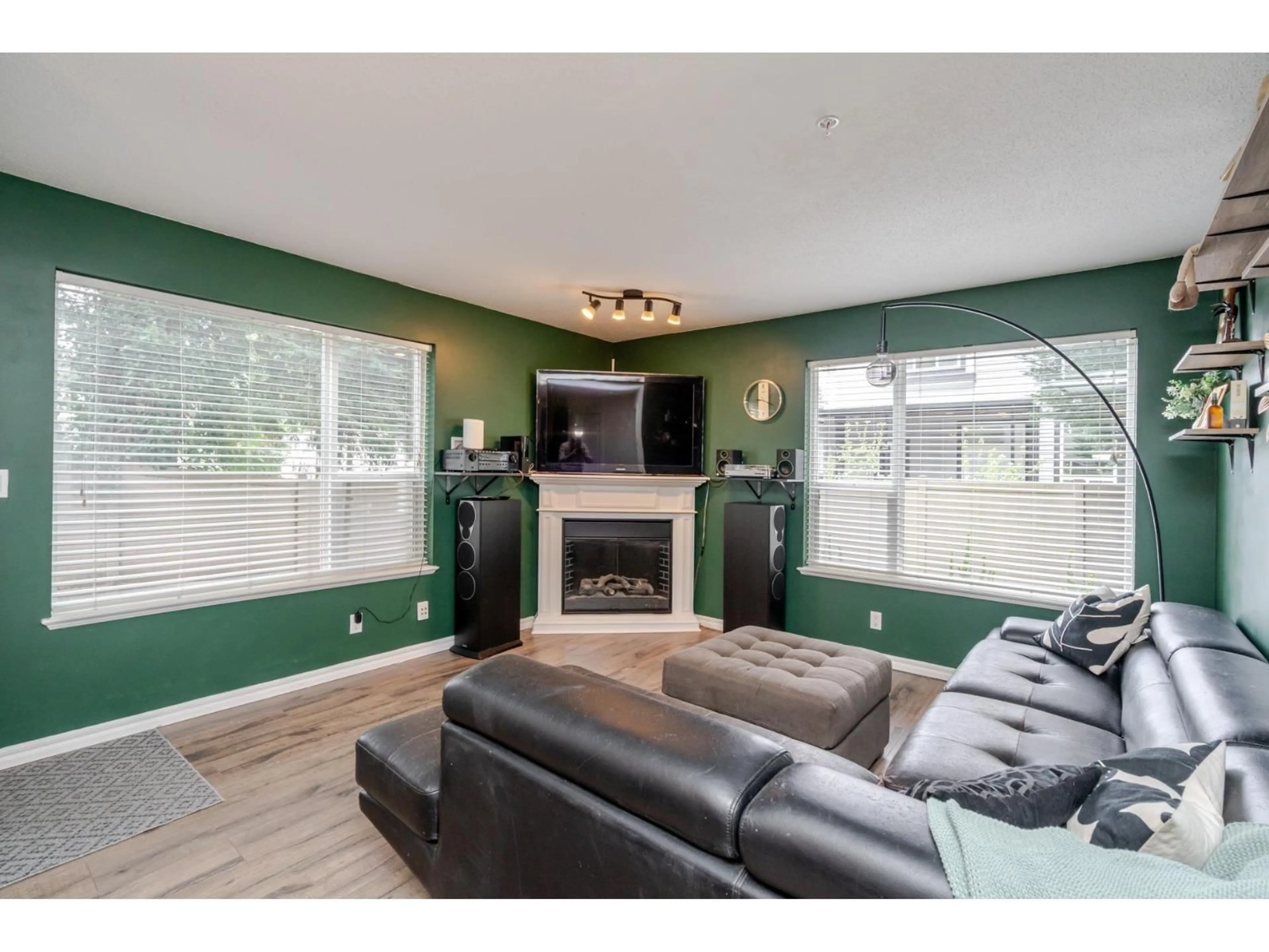 Living room with furniture, wood/laminate floor for 109 - 2581 LANGDON, Abbotsford British Columbia V2T7A3