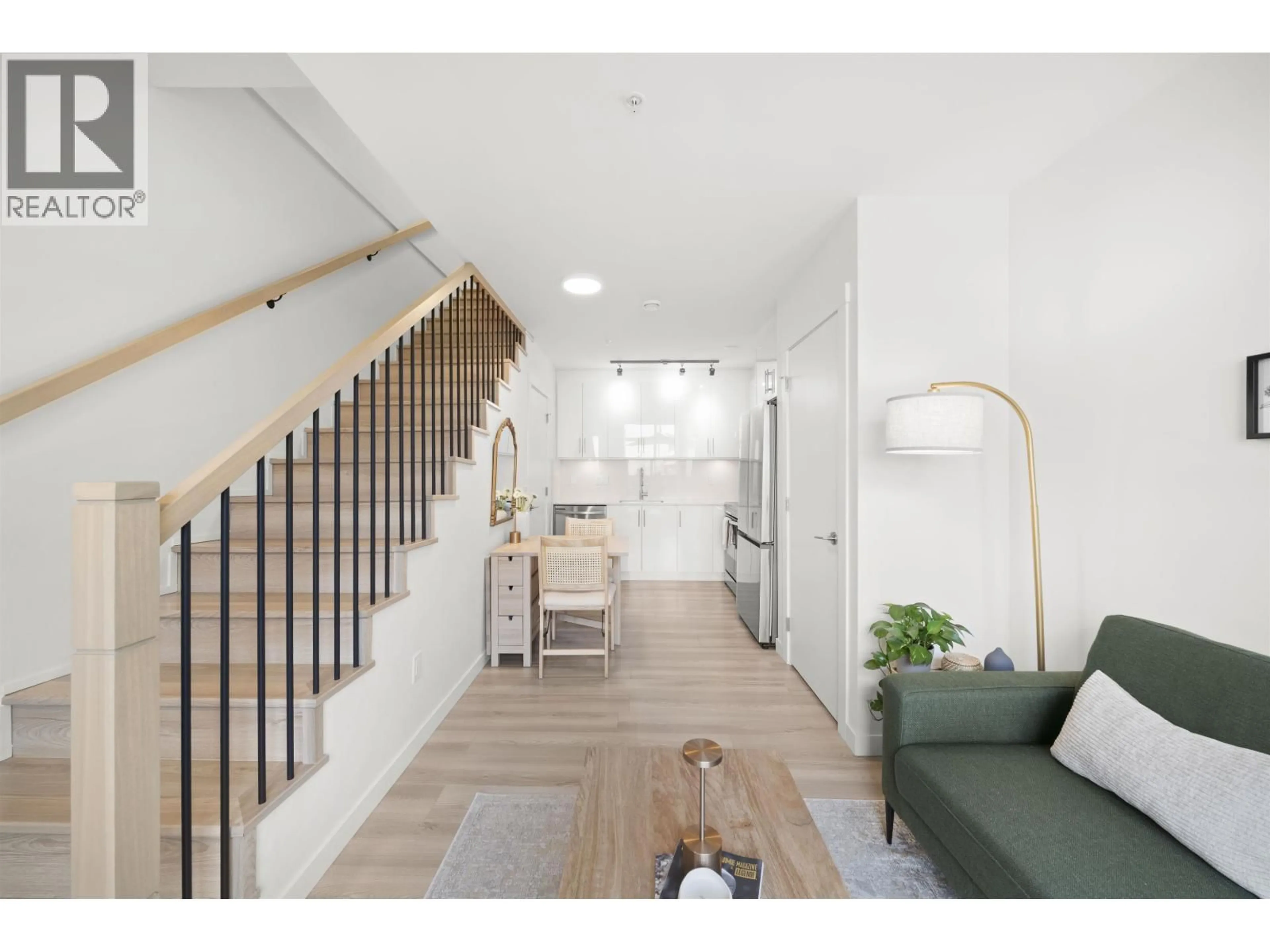 Indoor entryway for 103 - 232 SIXTH STREET, New Westminster British Columbia V3L0K9