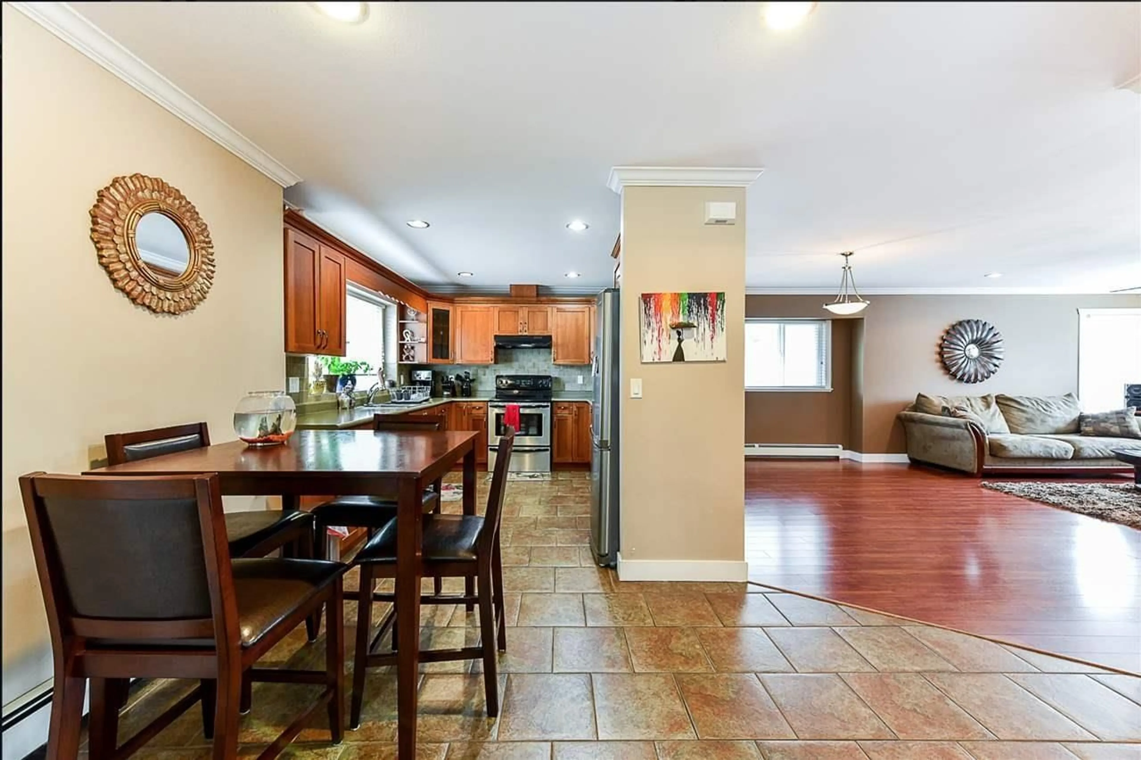 Open concept kitchen, ceramic/tile floor for 9 - 6116 128, Surrey British Columbia V3X1T1