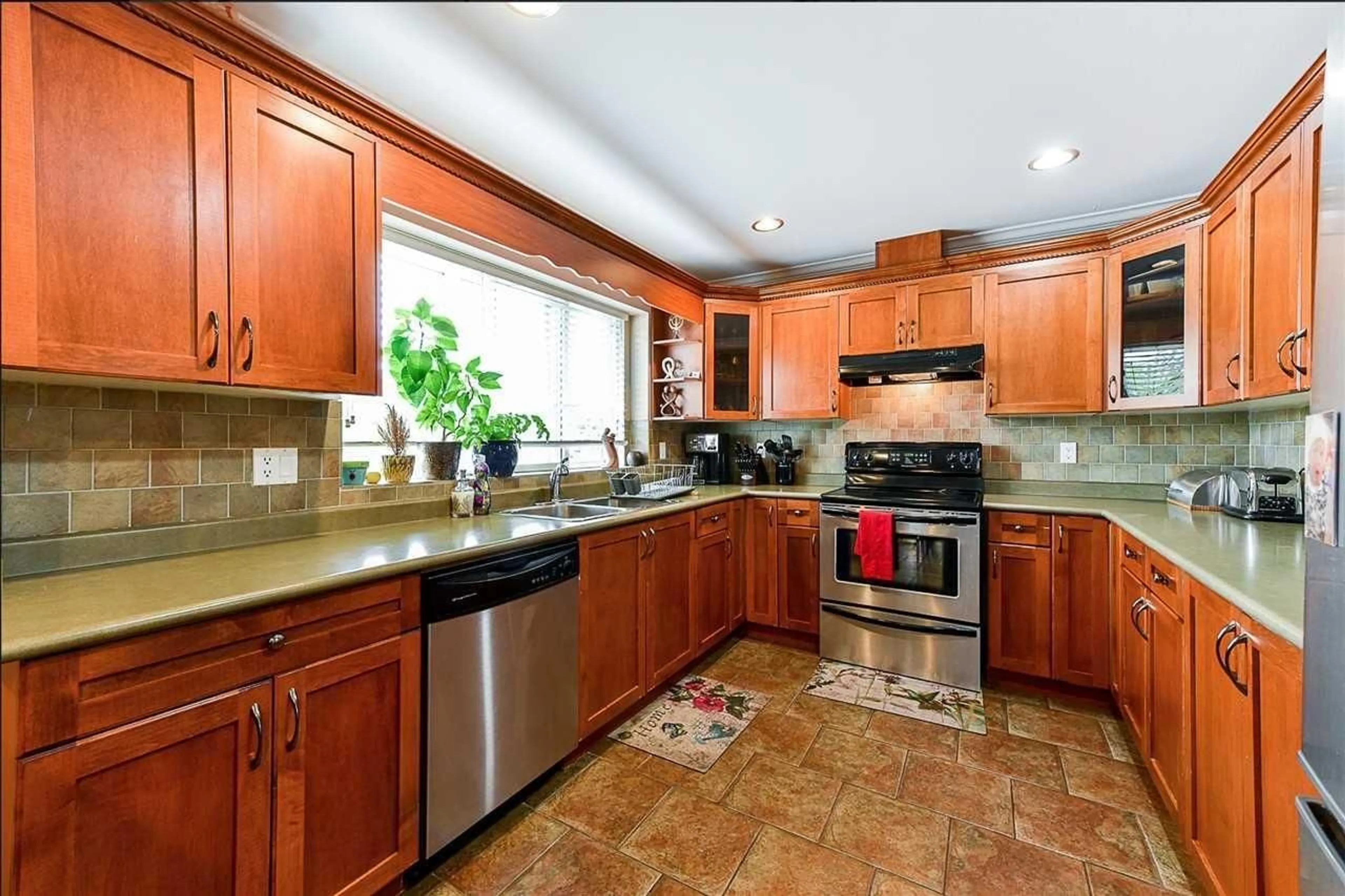 Standard kitchen, ceramic/tile floor for 9 - 6116 128, Surrey British Columbia V3X1T1