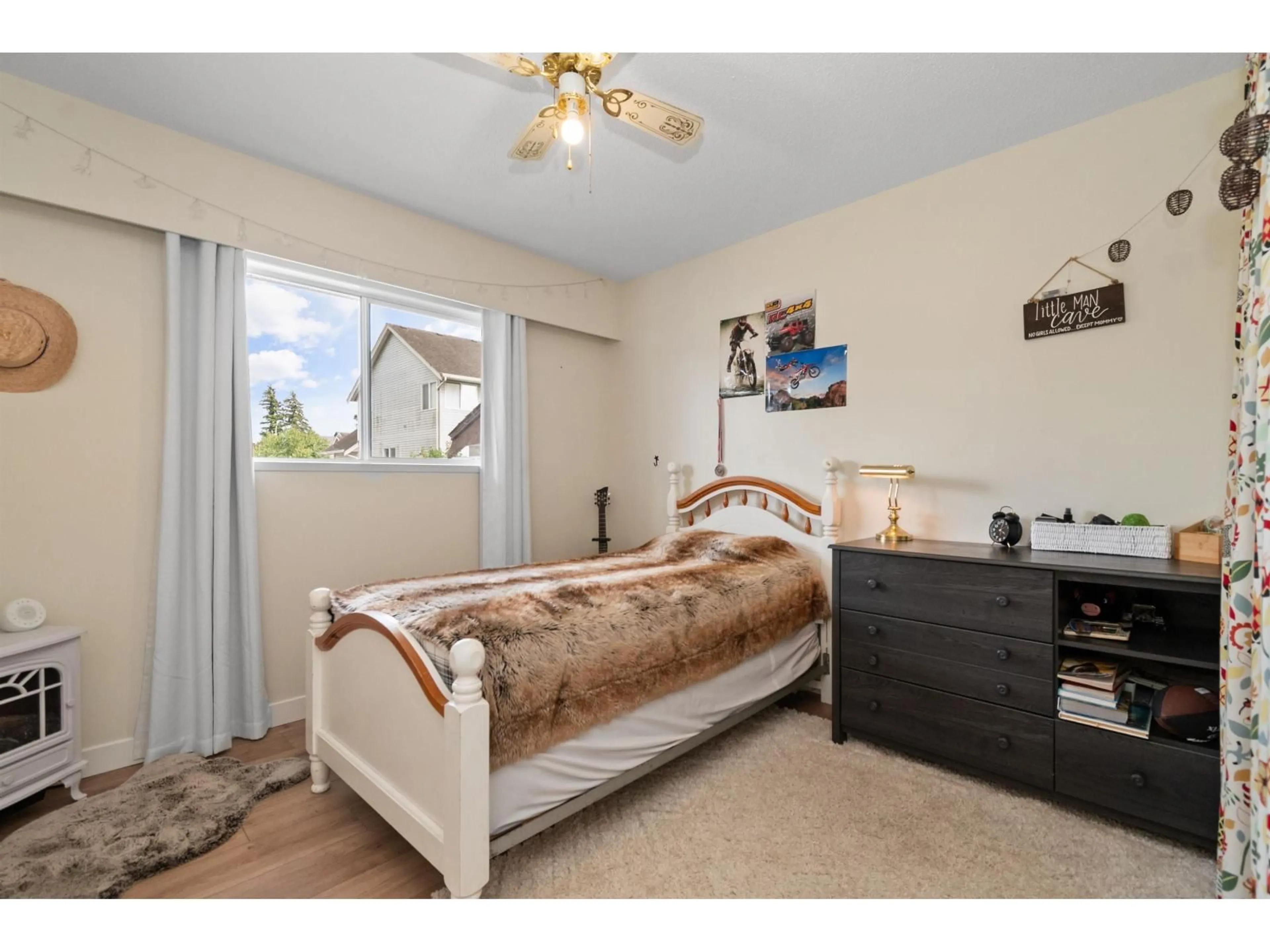 Bedroom with bed, wood/laminate floor for 10098 BONAVISTA STREET, Chilliwack British Columbia V2P5B9
