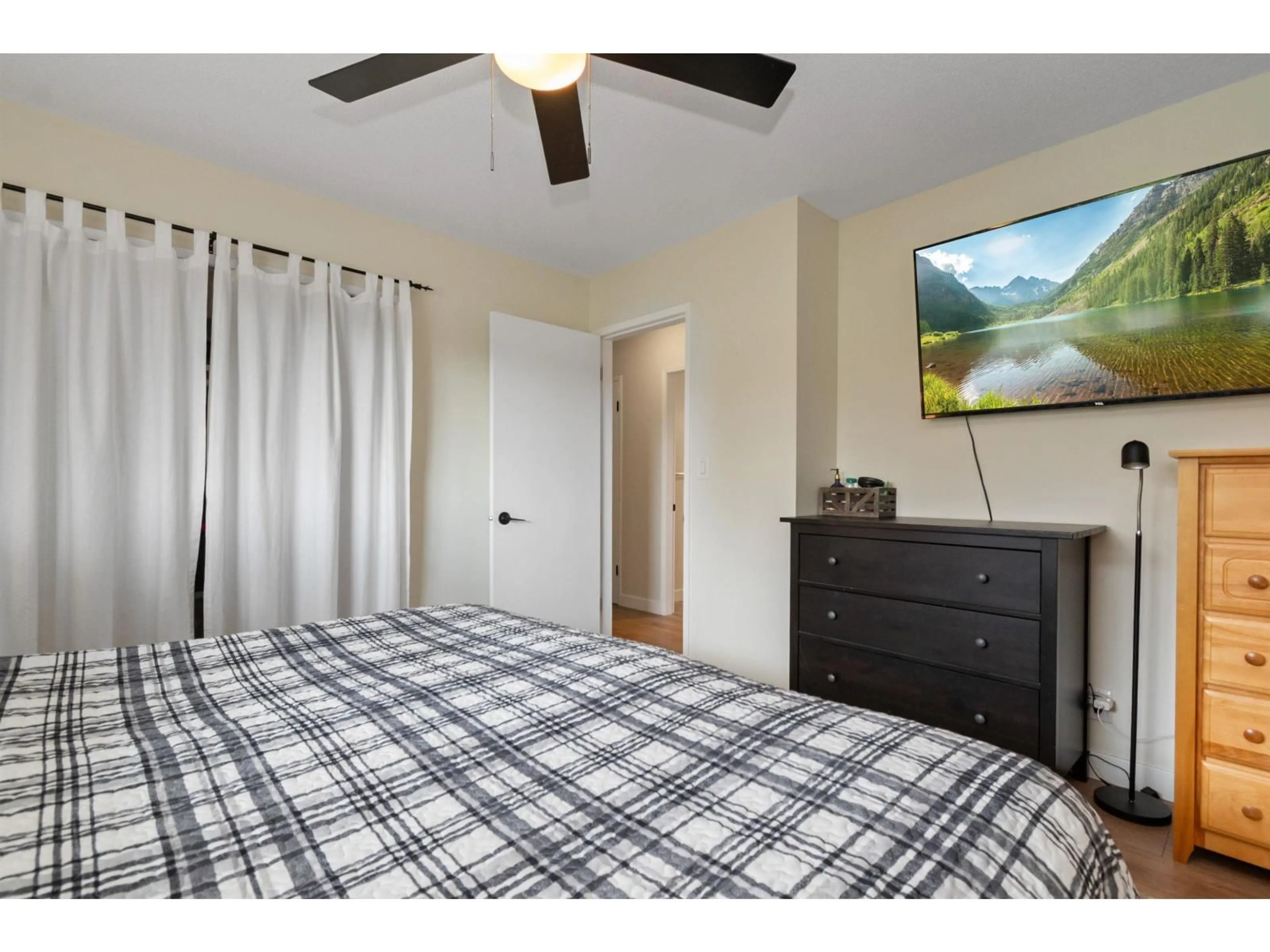 Bedroom with bed, wood/laminate floor for 10098 BONAVISTA STREET, Chilliwack British Columbia V2P5B9