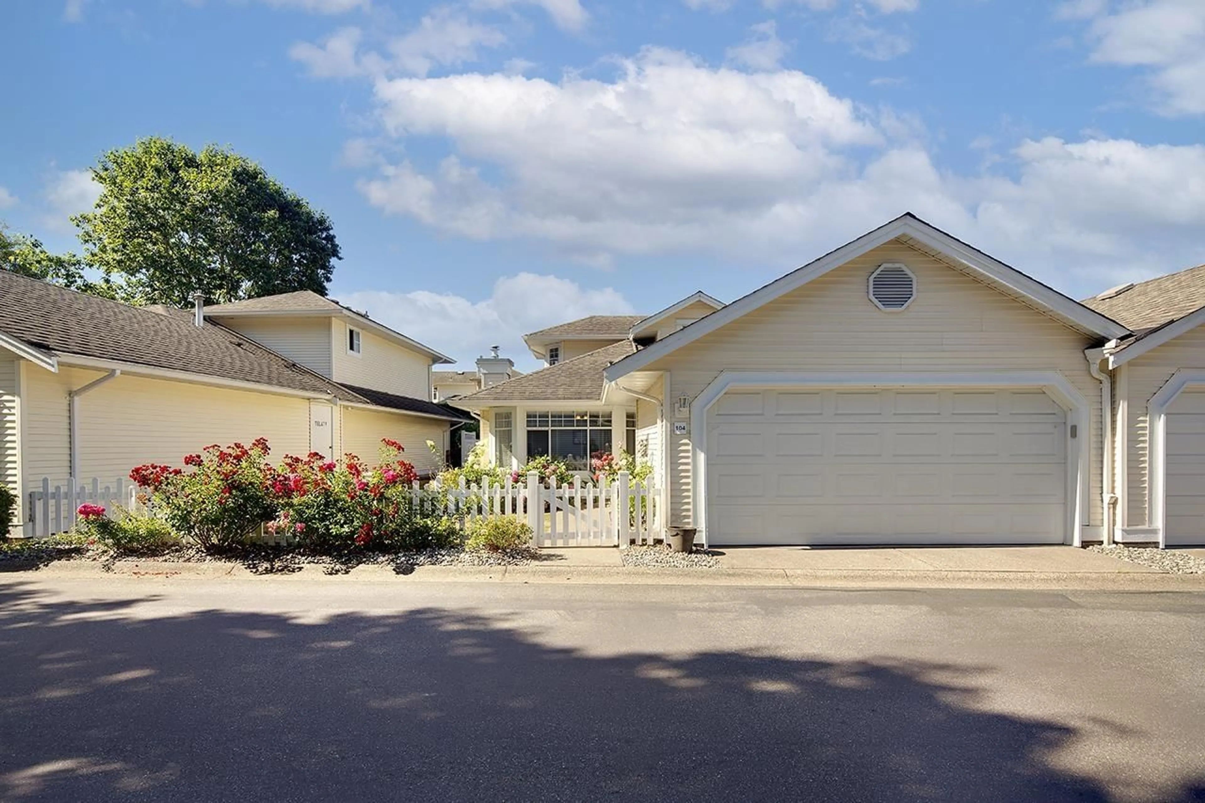 Home with vinyl exterior material, street for 104 - 9208 208, Langley British Columbia V1M2M9