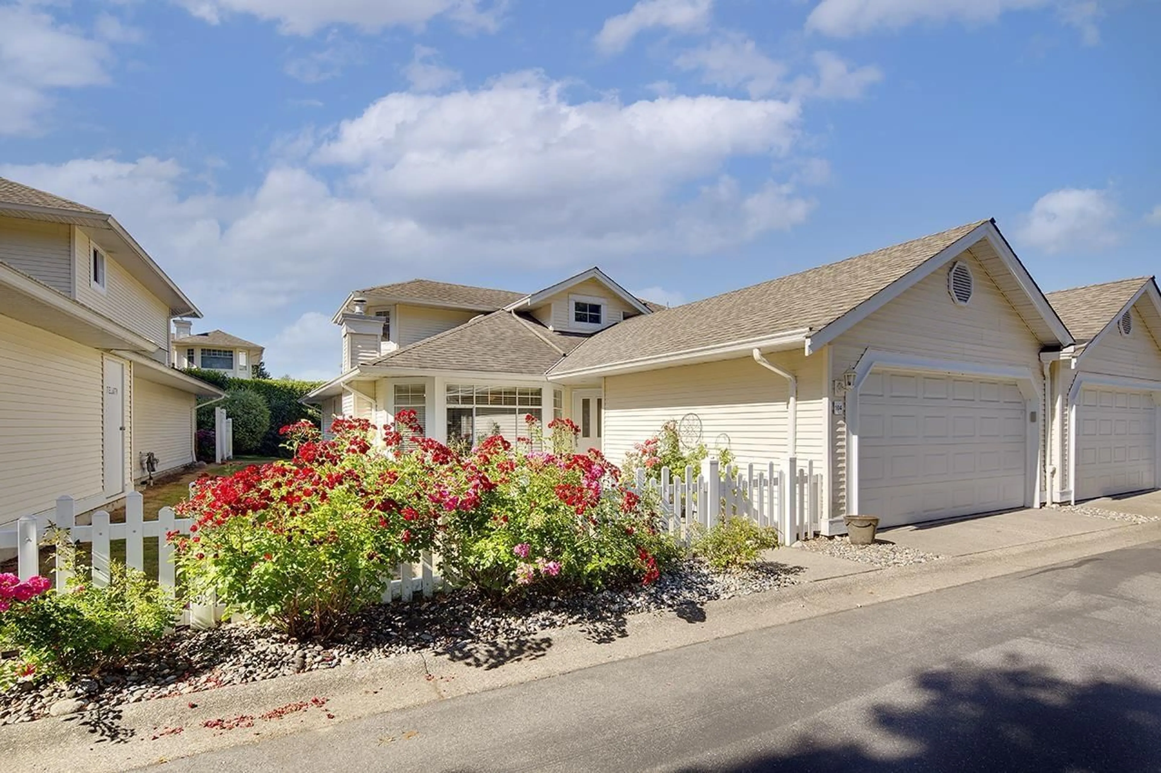 Home with vinyl exterior material, street for 104 - 9208 208, Langley British Columbia V1M2M9