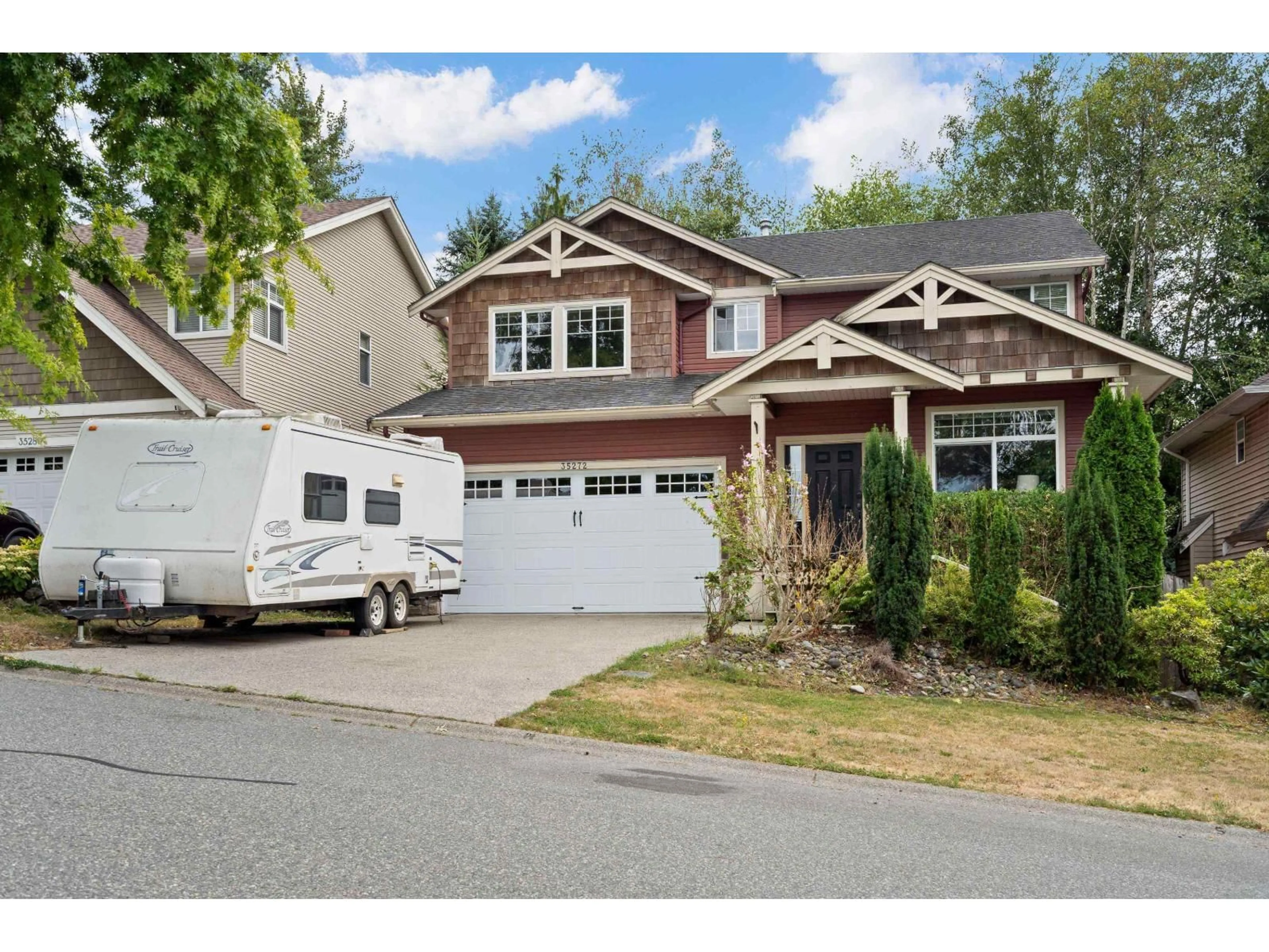 Home with vinyl exterior material, street for 35272 FIRDALE, Abbotsford British Columbia V3G3A5