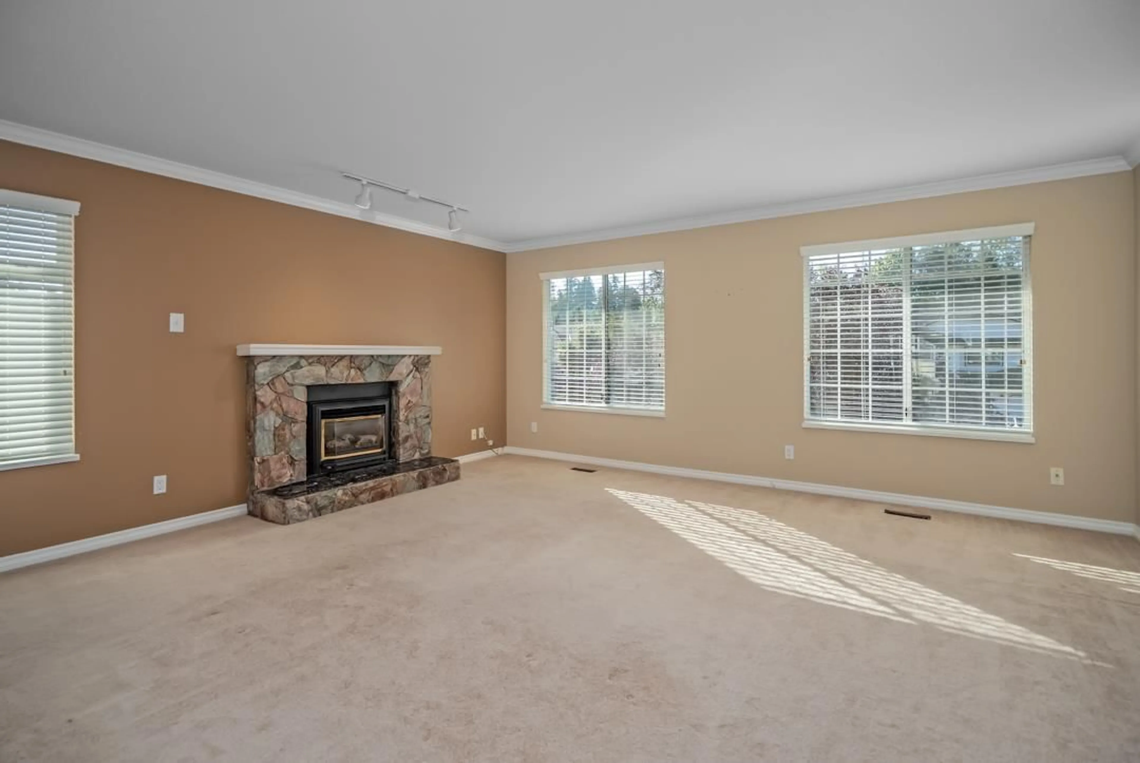 Living room with furniture, carpet floor for 2909 CROSSLEY, Abbotsford British Columbia V2T5H1