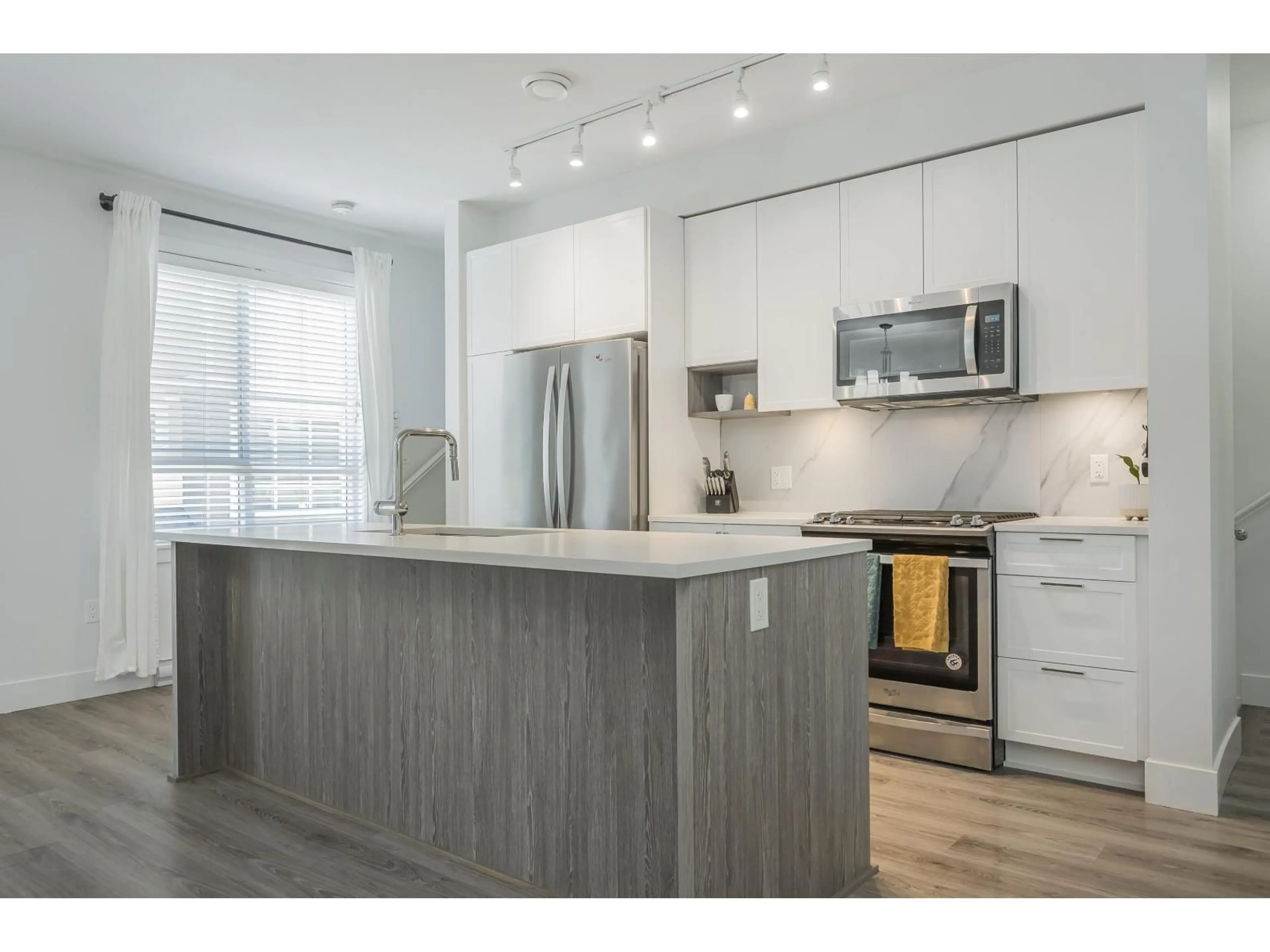 Open concept kitchen, wood/laminate floor for 31 - 9688 162A, Surrey British Columbia V4N6V3