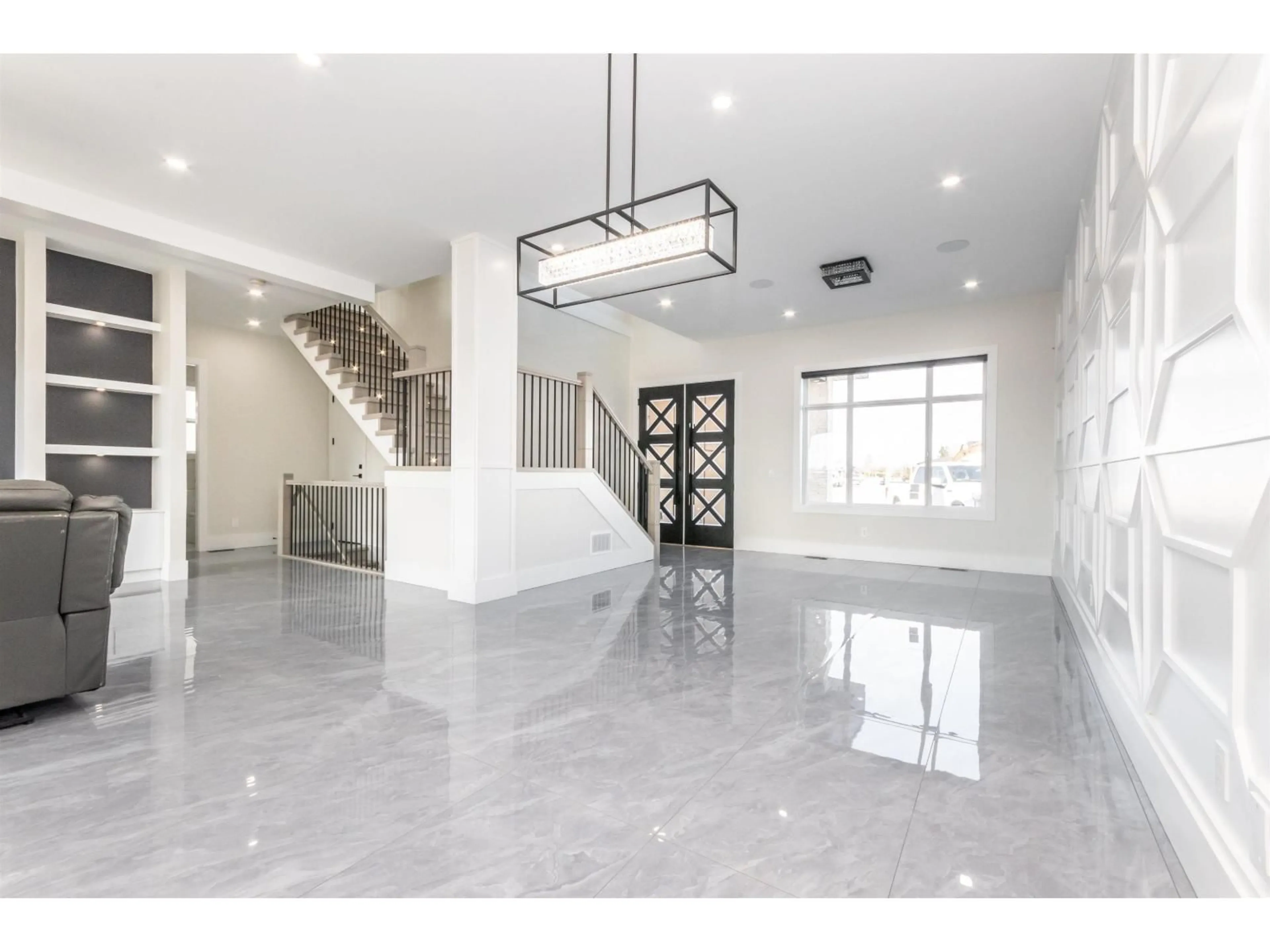 Indoor foyer for 2534 TERMINAL, Abbotsford British Columbia V4X1L9