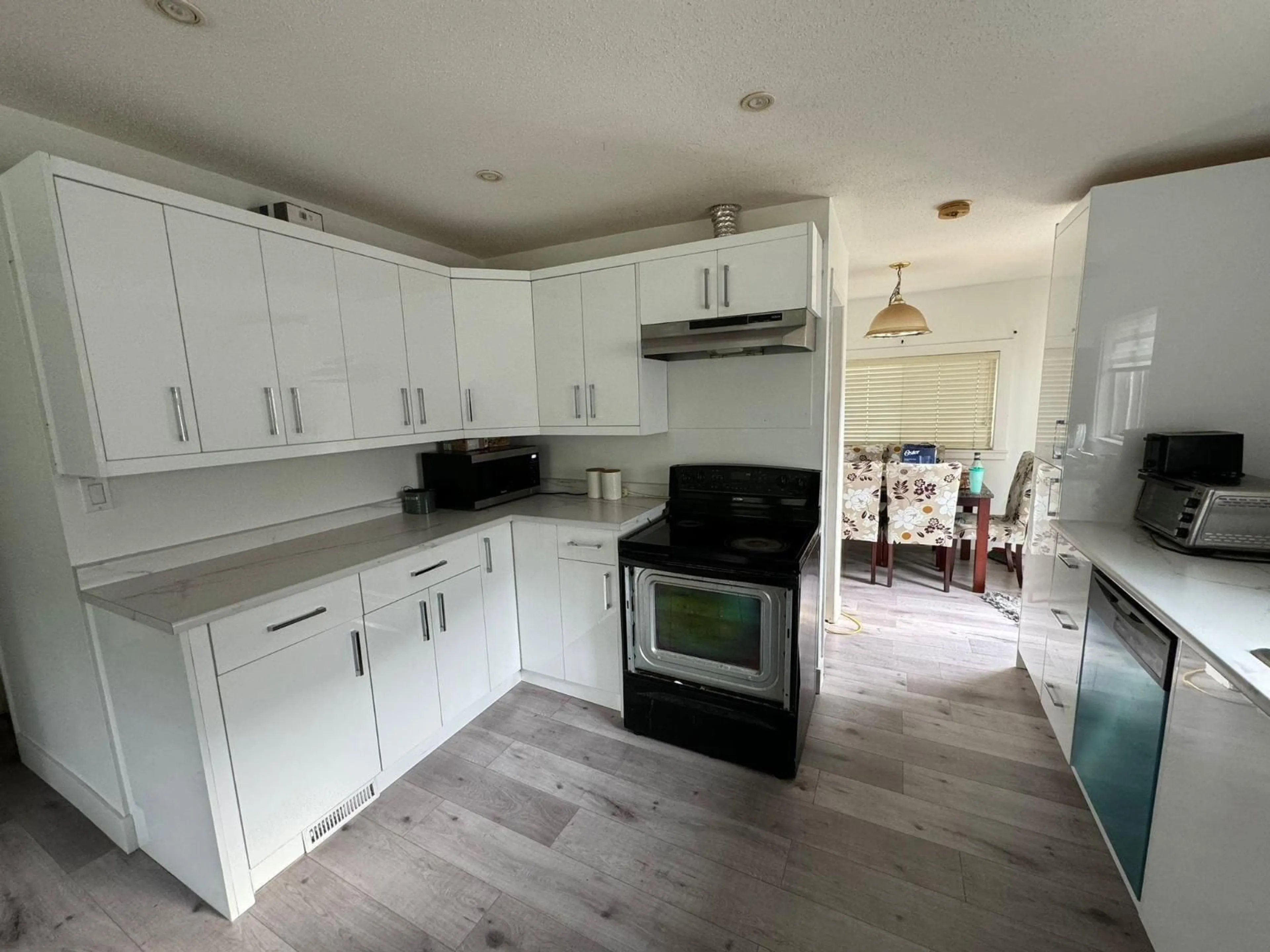 Open concept kitchen, unknown for 33182 CHERRY, Mission British Columbia V2V2V2