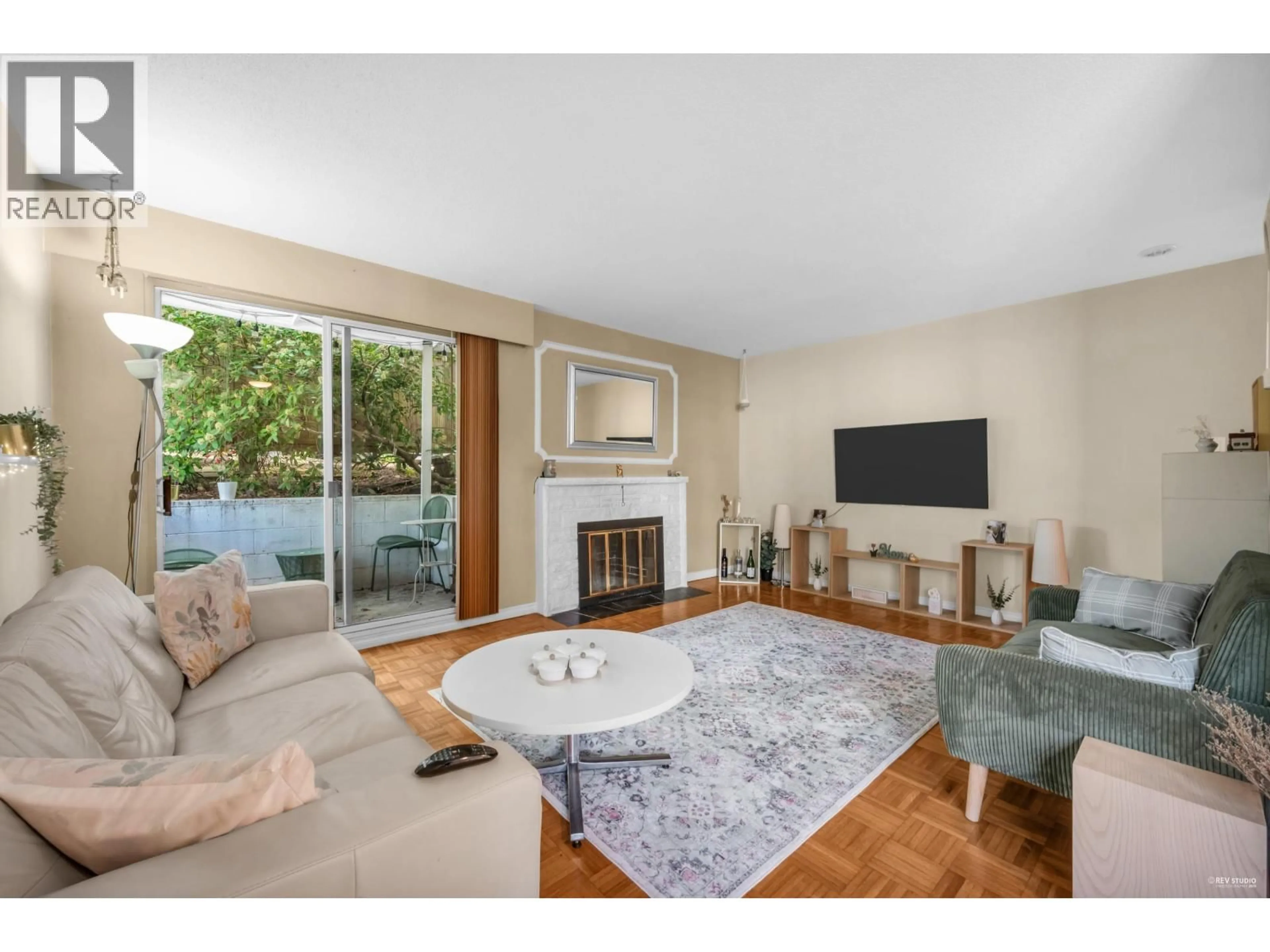 Living room with furniture, unknown for 2 - 140 20TH STREET, North Vancouver British Columbia V7L3A4