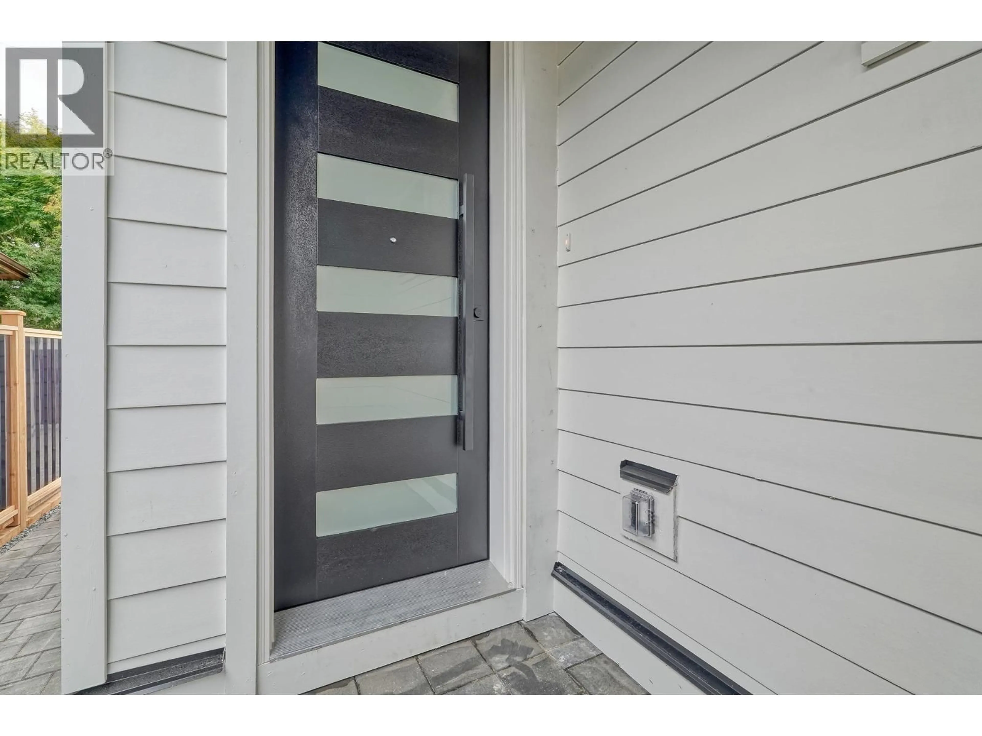 Indoor entryway for 2 - 2710 WILLIAM STREET, Vancouver British Columbia V5K2Y8