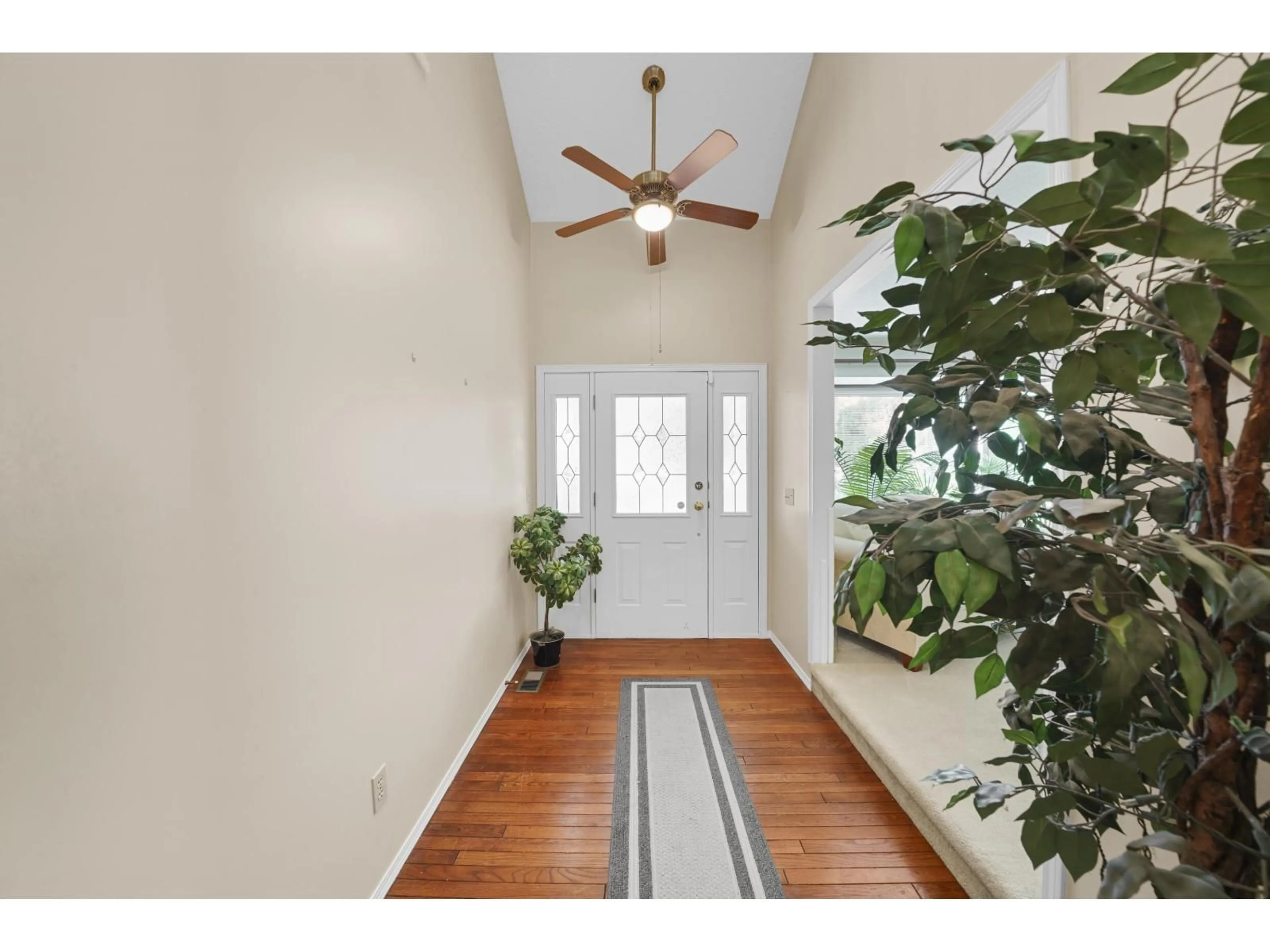Indoor entryway for 46209 STRATHCONA ROAD, Chilliwack British Columbia V2P3T1