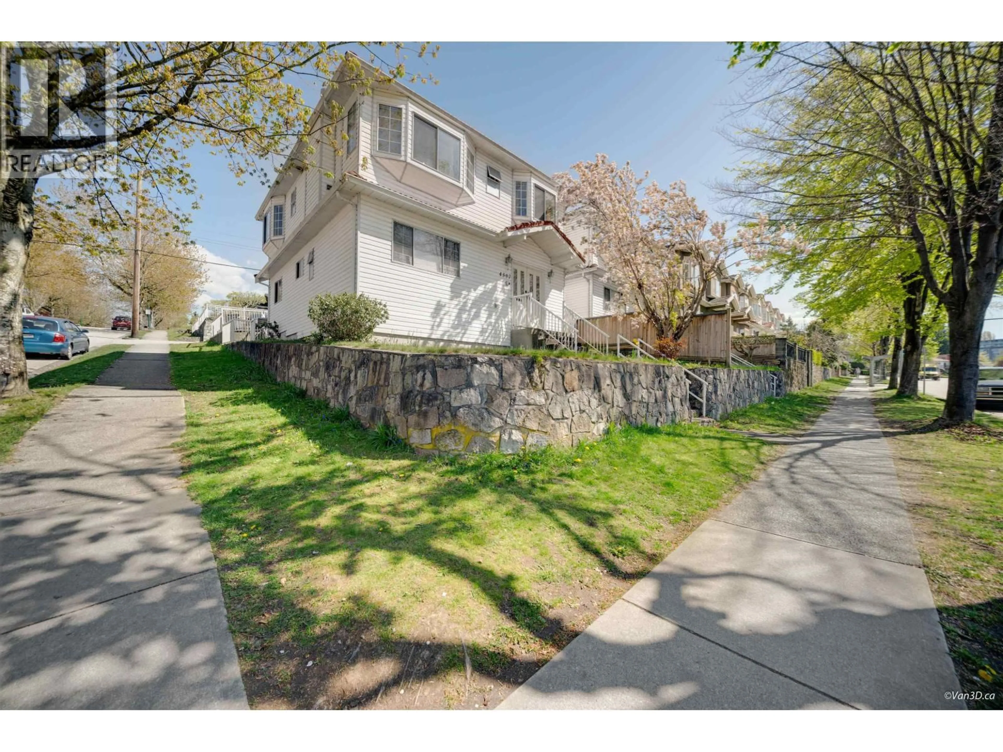 A pic from outside/outdoor area/front of a property/back of a property/a pic from drone, street for 4502 NANAIMO STREET, Vancouver British Columbia V5N5J4