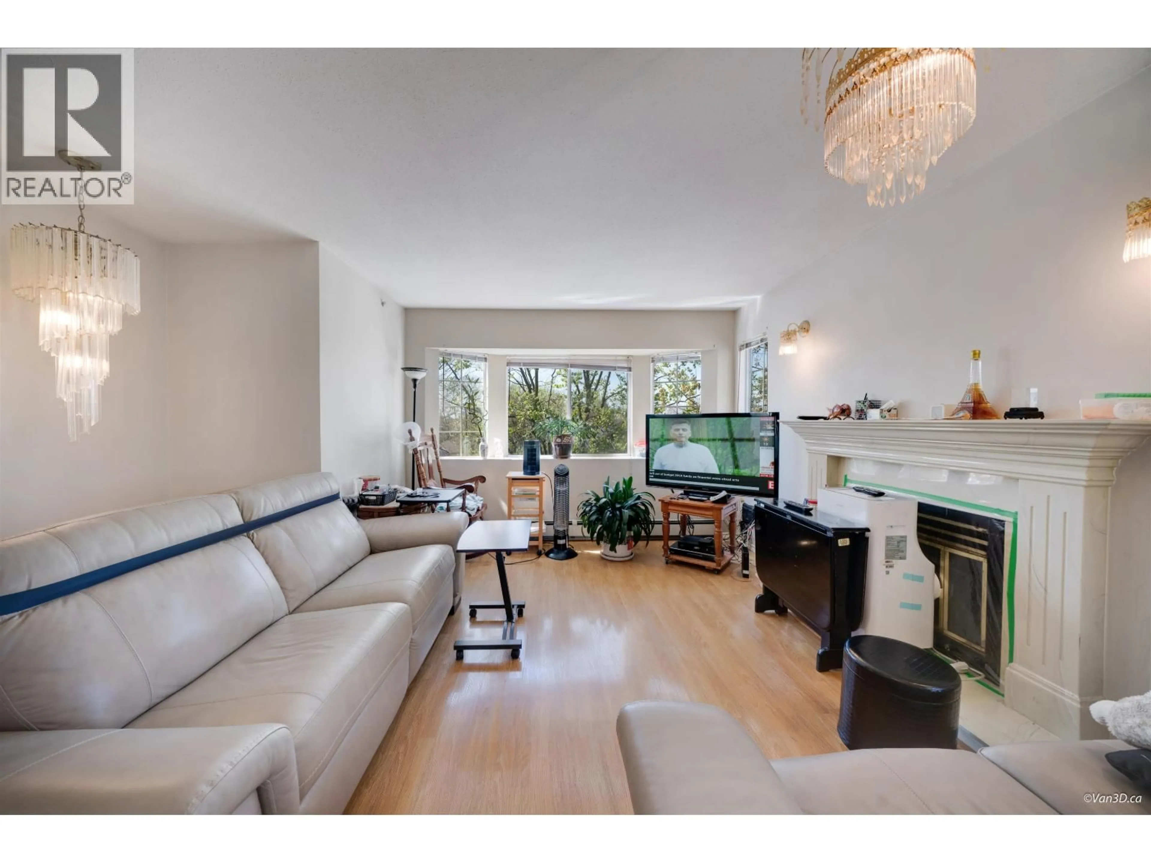 Living room with furniture, wood/laminate floor for 4502 NANAIMO STREET, Vancouver British Columbia V5N5J4