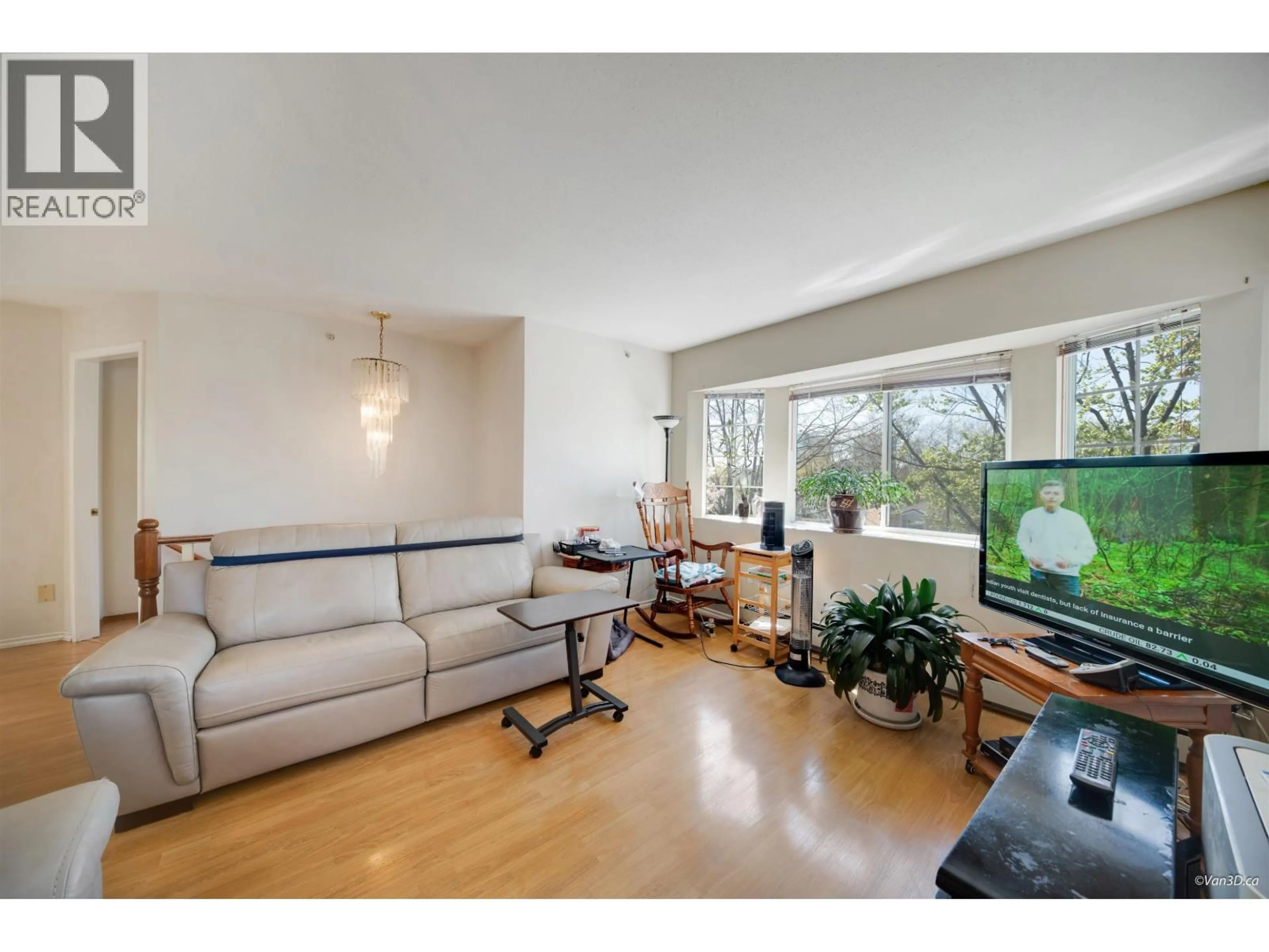 Living room with furniture, wood/laminate floor for 4502 NANAIMO STREET, Vancouver British Columbia V5N5J4