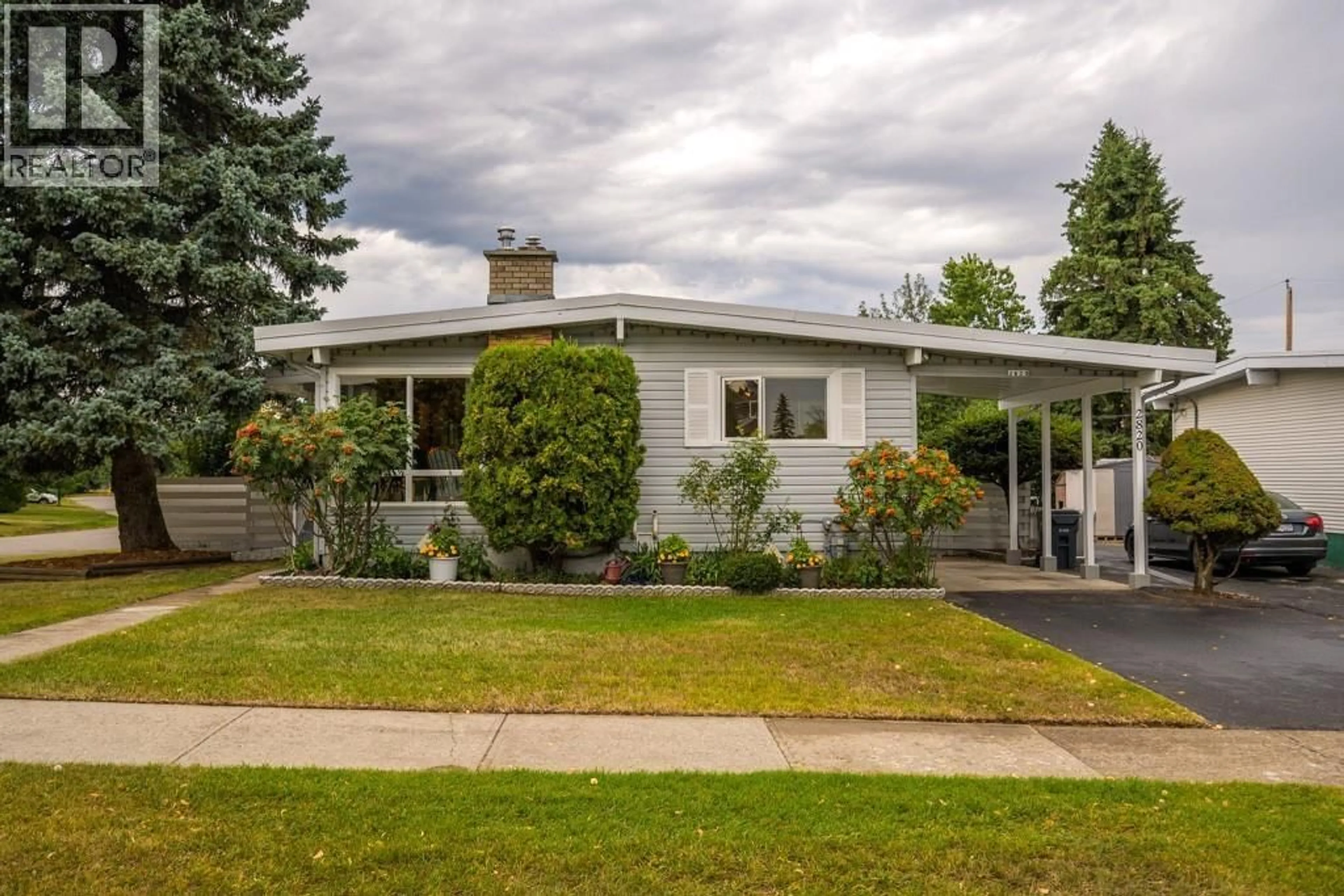 Home with vinyl exterior material, street for 2820 2ND AVENUE, Prince George British Columbia V2M1E6